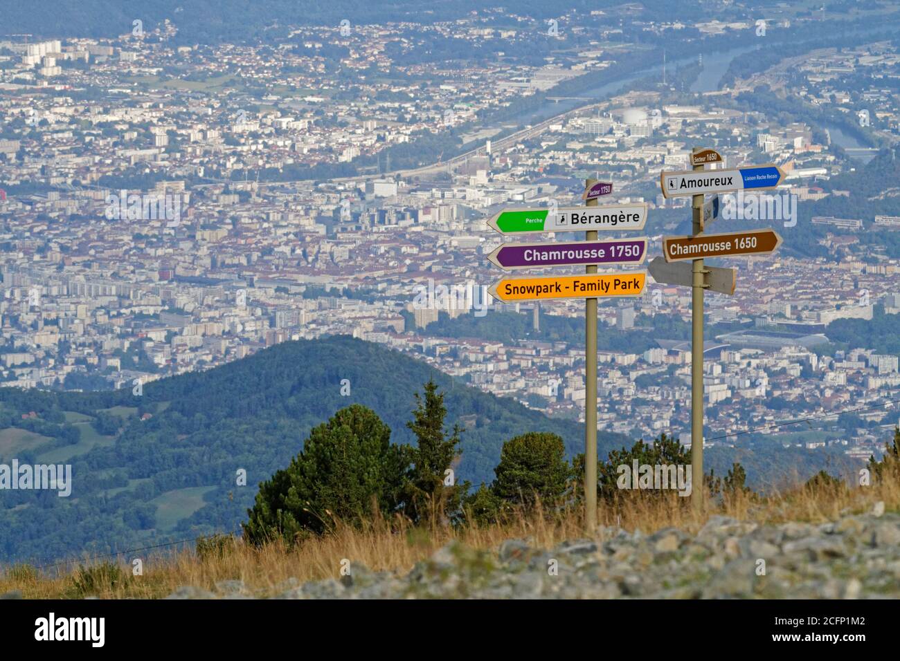 CHAMROUSSE, FRANCIA, 26 agosto 2020 : mattina estiva sulle piste di Grenoble. Famosa stazione sciistica nei pressi di Grenoble, Chamrousse è una destinazione estiva Foto Stock