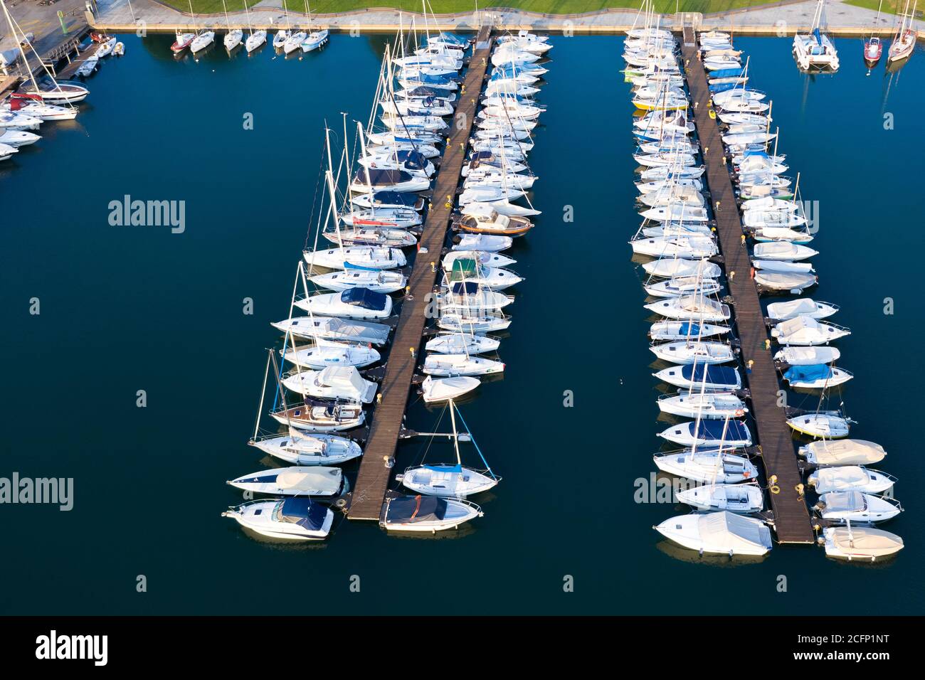 Vista aerea a volo d'uccello di barche a vela e yacht ormeggiati nel porto  di Lovere, lago d'Iseo vicino Bergamo, Italia Foto stock - Alamy