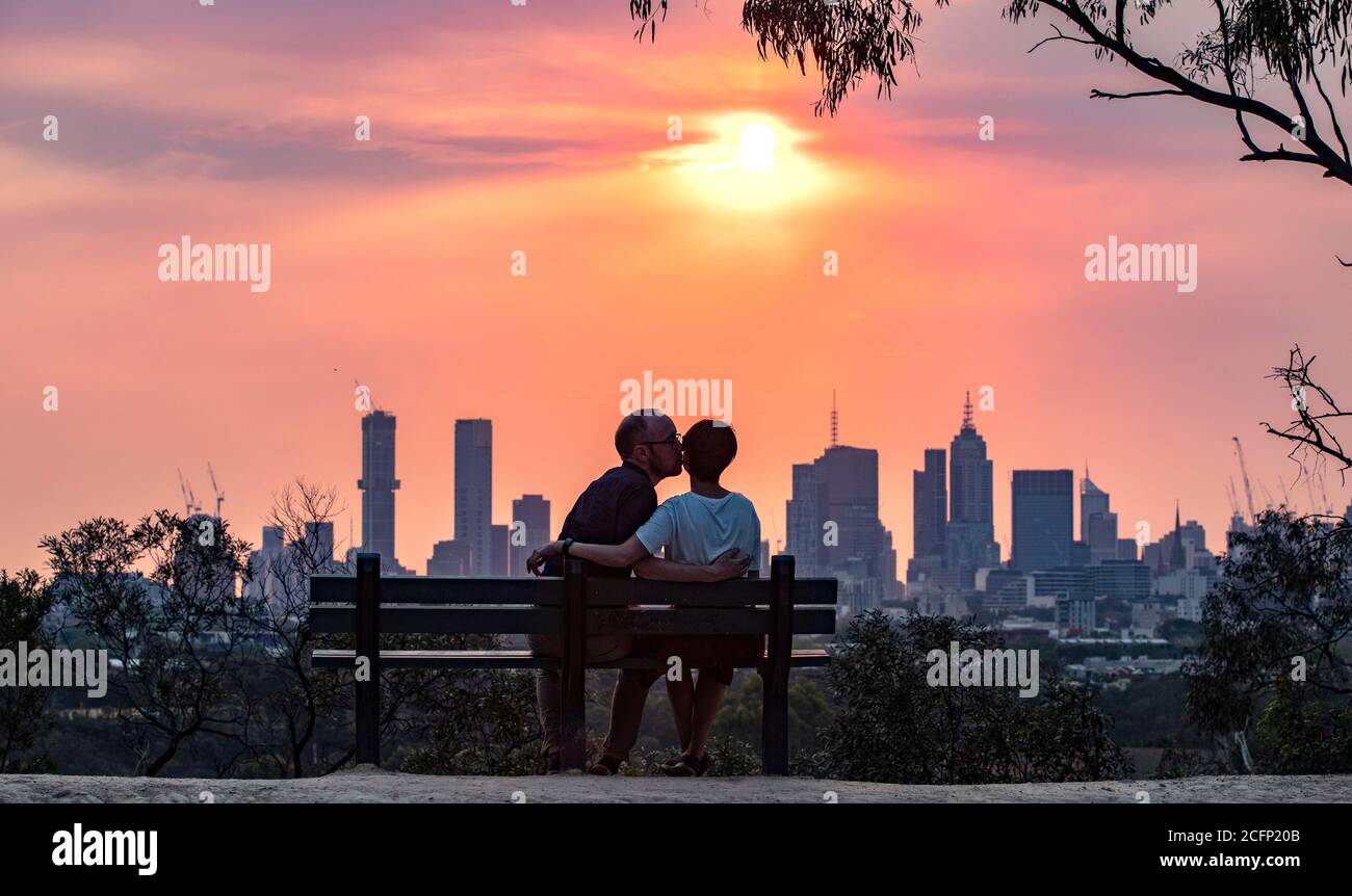 Melbourne Australia. Scene di vita quotidiana a Melbourne Australia . Gli amanti al tramonto con lo skyline di Melbourne come sfondo. Foto Stock