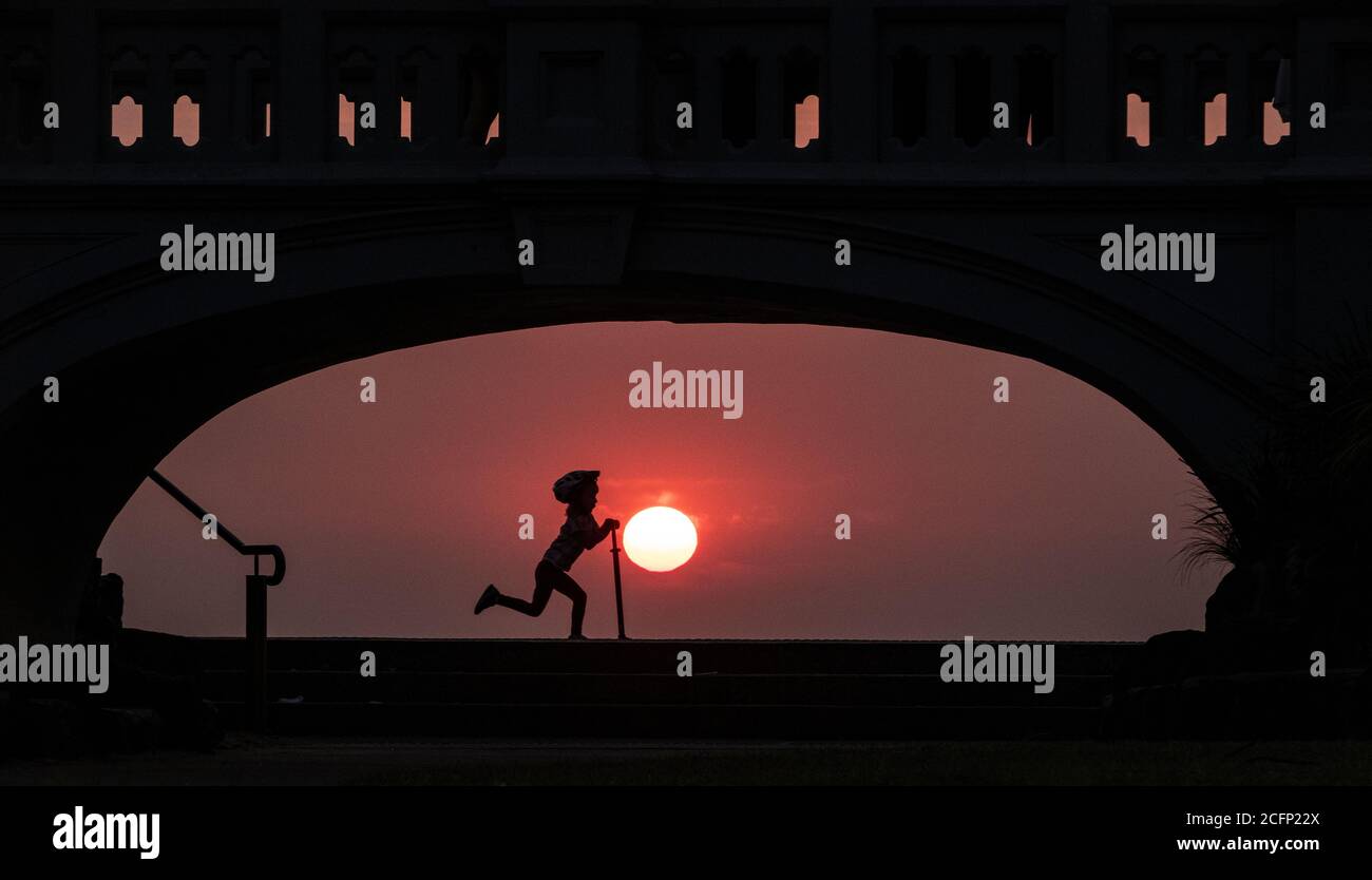 Melbourne Australia. Scene di vita quotidiana a Melbourne Australia, allenandosi al tramonto a St Kilda. Foto Stock