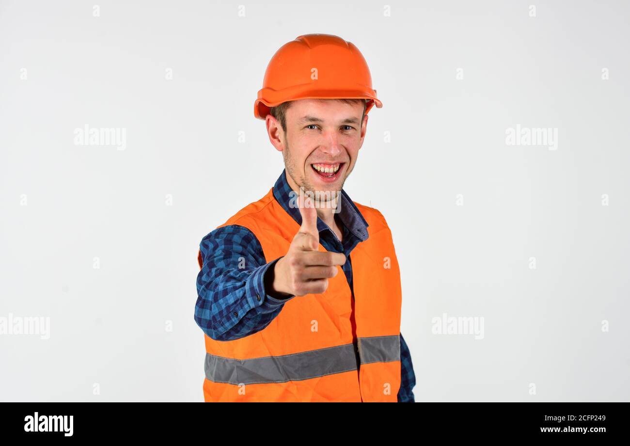 Uomo indossare i lavori di riparazione di elmetto protettivo, concetto di ristrutturazione facile. Foto Stock