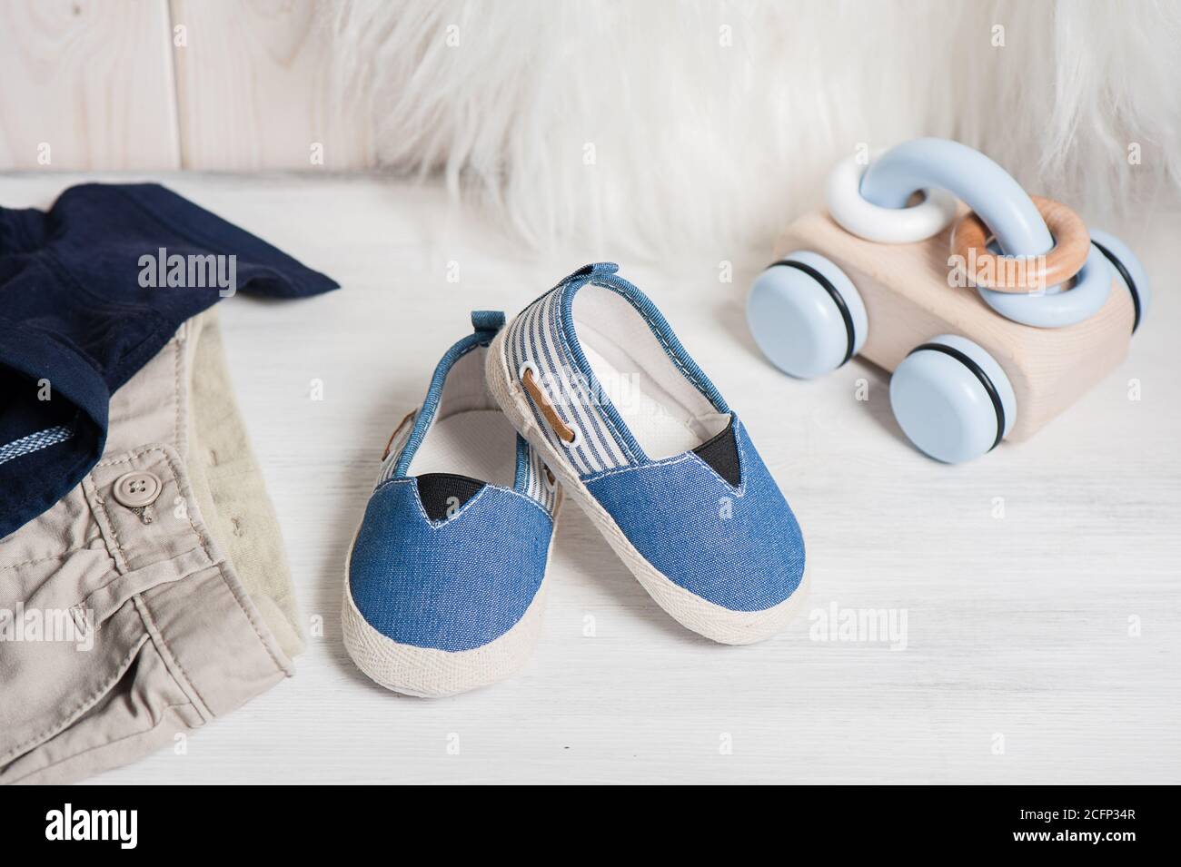 scarpe blu per bambini con giocattoli, abbigliamento per bambini, accessori per bambini Foto Stock