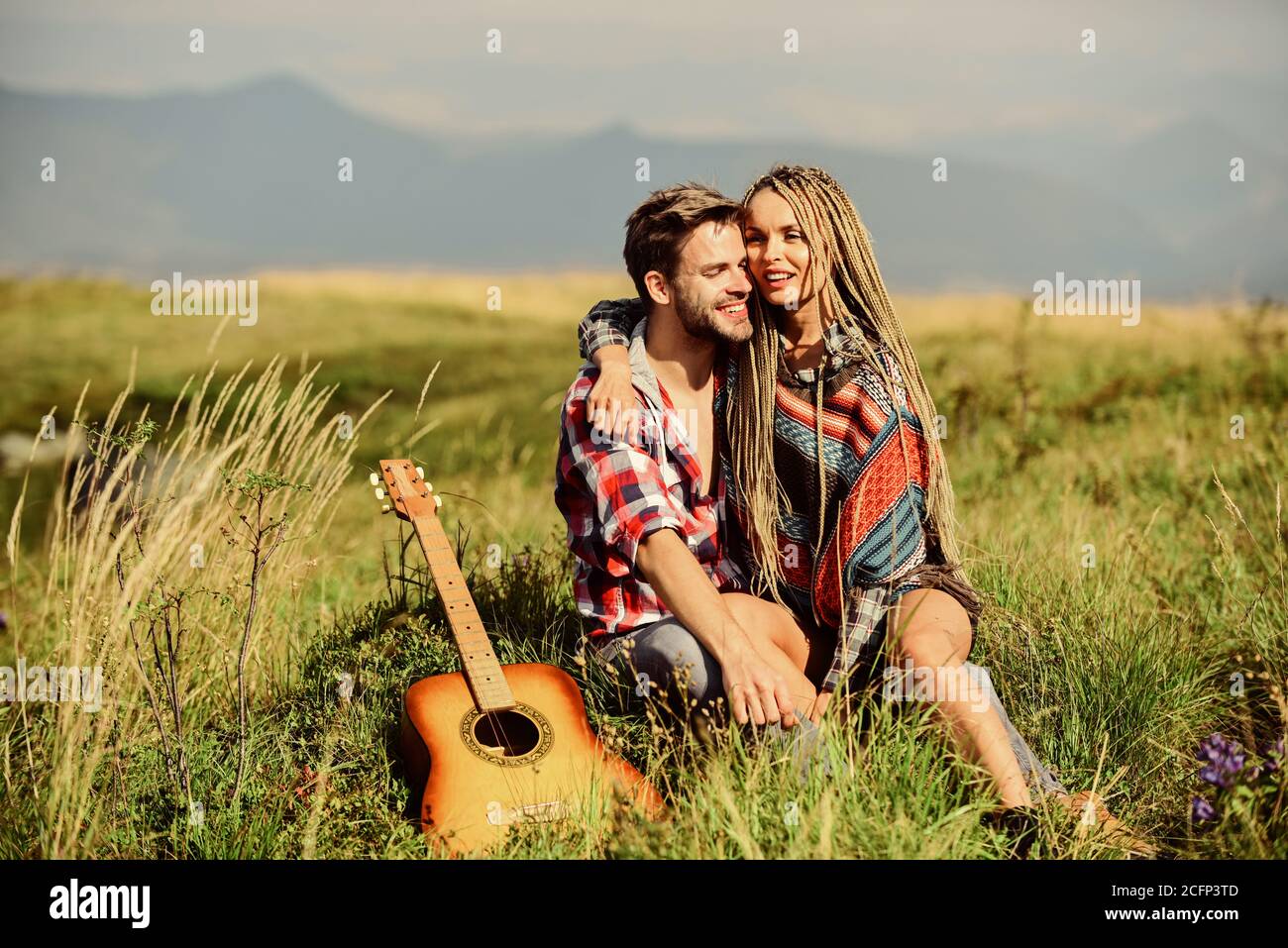 Storia d'amore. happy amici con la chitarra. western camping.  escursionismo. matura in amore trascorrere del tempo libero insieme.  amicizia. campfire canzoni. Uomini suonare la chitarra per la ragazza.  musica country. Data romantico