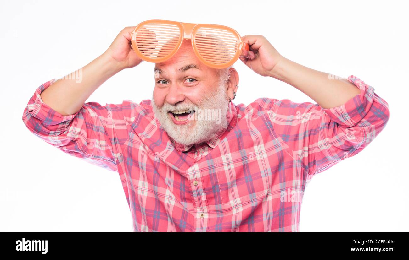 Invecchiamento e vista. Uomo maturo anziano alpinista indossare occhiali da  sole giganti. Diagnosi malattie degli occhi e cambiamenti di età. Un  concetto di pensionato allegro Foto stock - Alamy