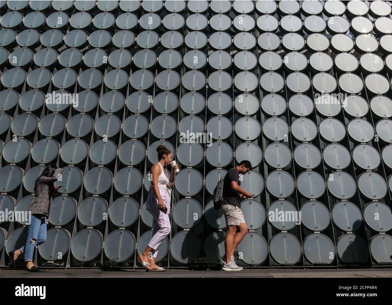 Melbourne Australia. Scene di vita quotidiana a Melbourne Australia . I pedoni camminano davanti all'architettura moderna in Swanston Street Melbourne. Foto Stock