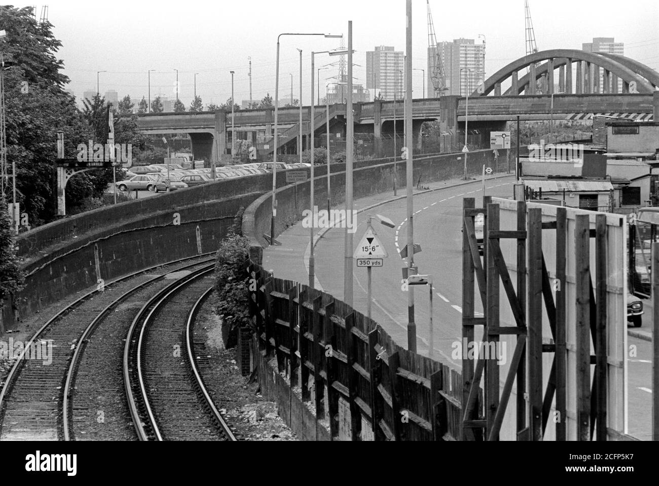 Guardando verso ovest dalla stazione ora chiusa di Silvertown, che si trovava sul ramo Nord di Woolwich dell'ex North London Line verso il Connaught Tunnel. Questo tunnel trasportava l'ex North London Line sotto i Royal Docks. Foto Stock Guardando verso ovest dalla stazione ora chiusa di Silvertown, che si trovava sul ramo Nord di Woolwich dell'ex North London Line verso il Connaught Tunnel. Questo tunnel trasportava l'ex North London Line sotto i Royal Docks. Foto Stock