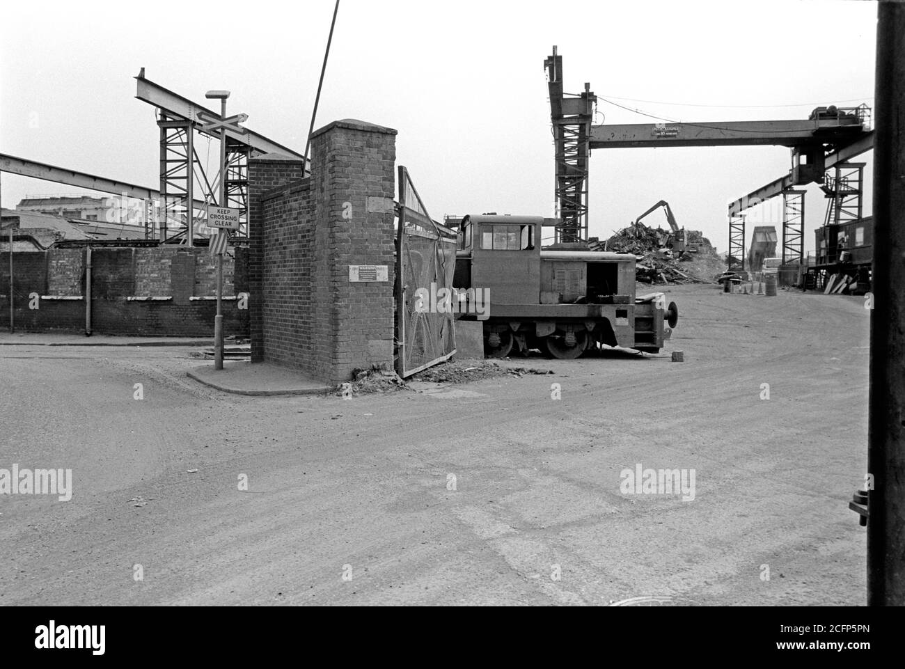 Uno shunter industriale si trova all'ingresso del cantiere di rottamazione dei metalli ferrosi di Ward a Silvertown, Londra est. Foto Stock Uno shunter industriale si trova all'ingresso del cantiere di rottamazione dei metalli ferrosi di Ward a Silvertown, Londra est. Foto Stock