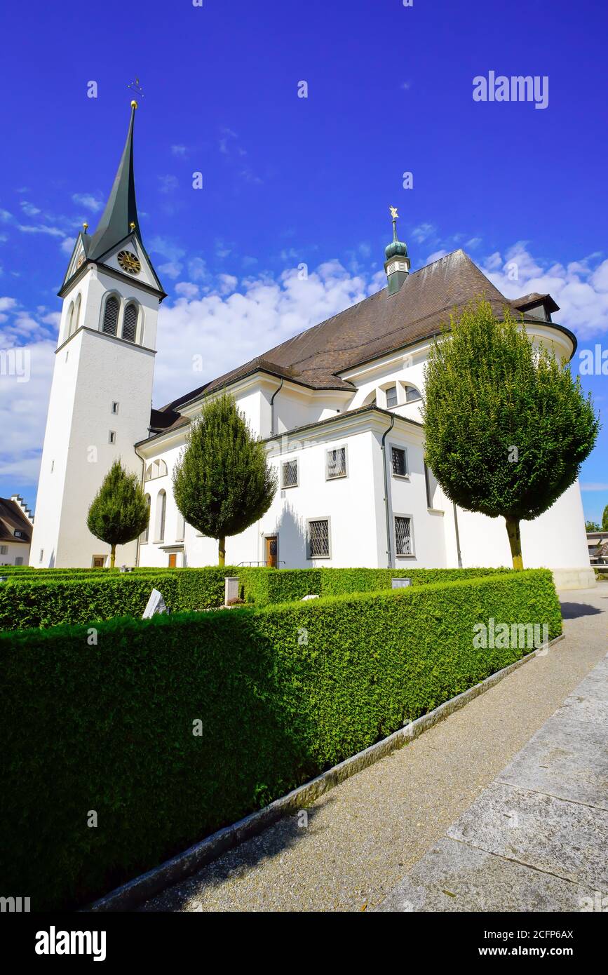 Vista della chiesa parrocchiale di San Martino nel villaggio di Hochdorf, Cantone di Lucerna, Svizzera. Foto Stock