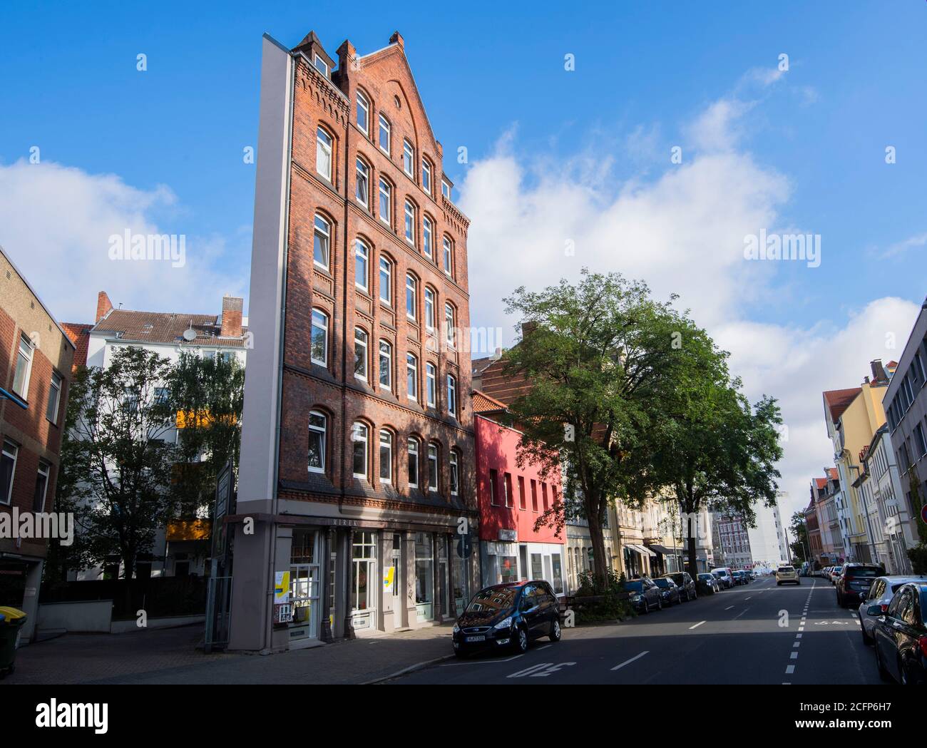 Dpatop - 07 settembre 2020, bassa Sassonia, Hannover: Una casa a Deisterstraße con una pianta triangolare sembra estremamente stretta da una certa prospettiva. Foto: Julian Stratenschulte/dpa Foto Stock