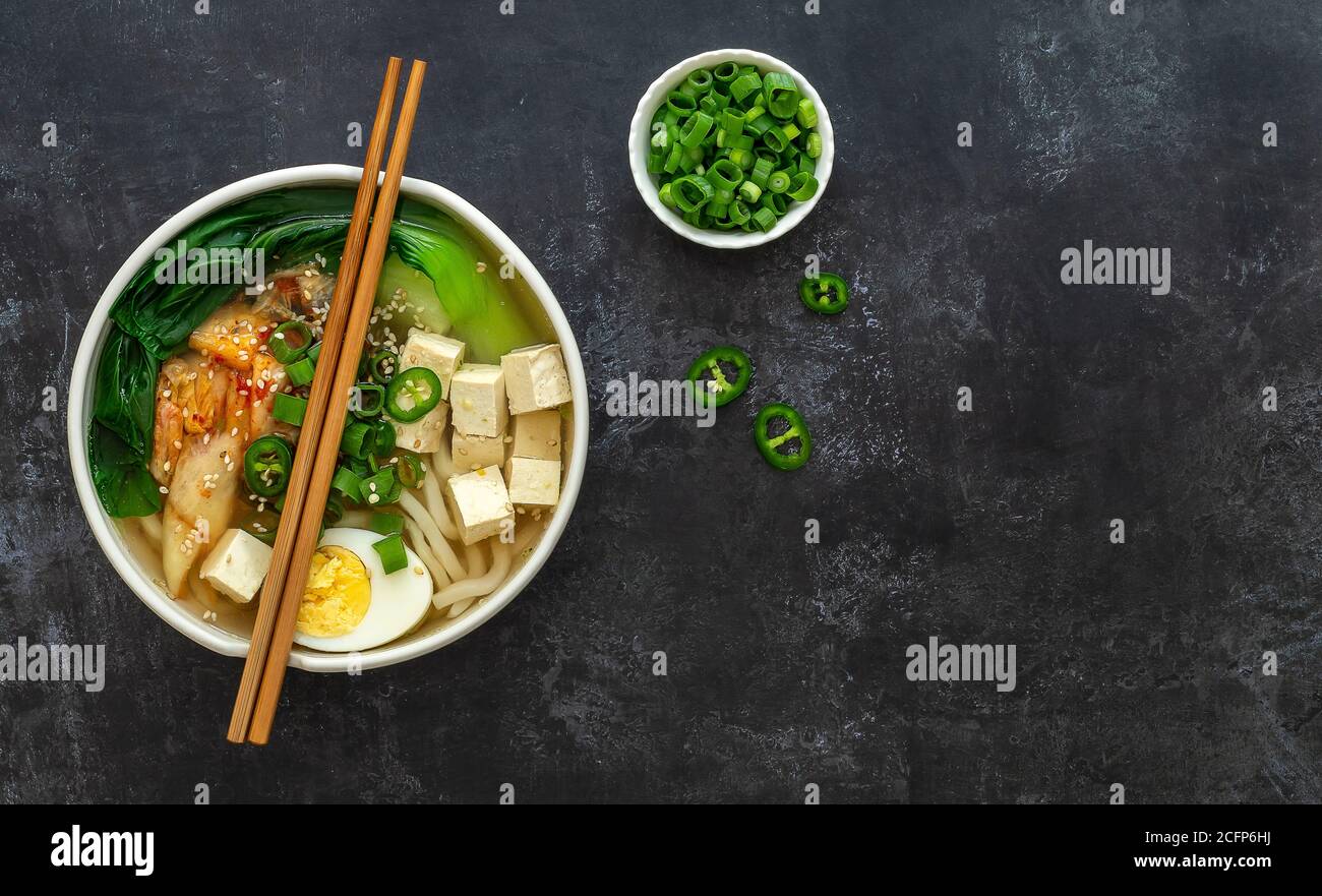 Zuppa di noodle tradizionale asiatica Udon. Ricetta vegetariana. Foto Stock