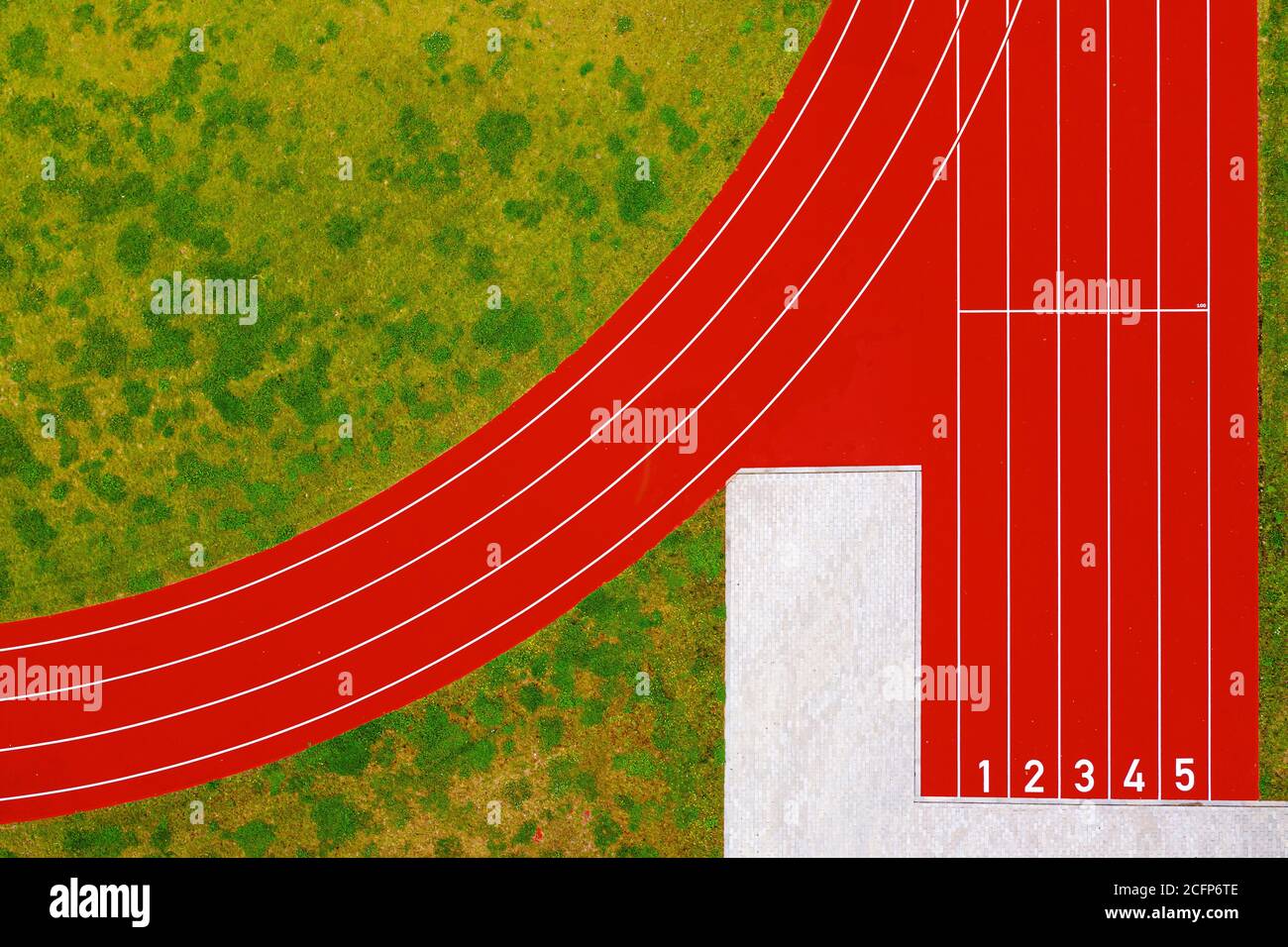 la vista dall'alto delle piste da running rosse inizia con i numeri e il prato verde, la pista da running rossa allo stadio, le infrastrutture per le attività sportive Foto Stock