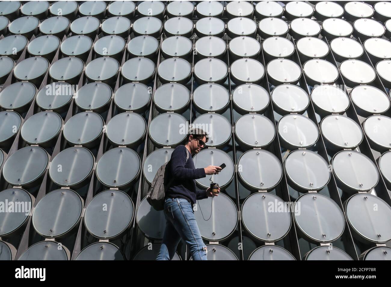 Melbourne Australia. Scene di vita quotidiana a Melbourne Australia . I pedoni camminano davanti all'architettura moderna in Swanston Street Melbourne. Foto Stock