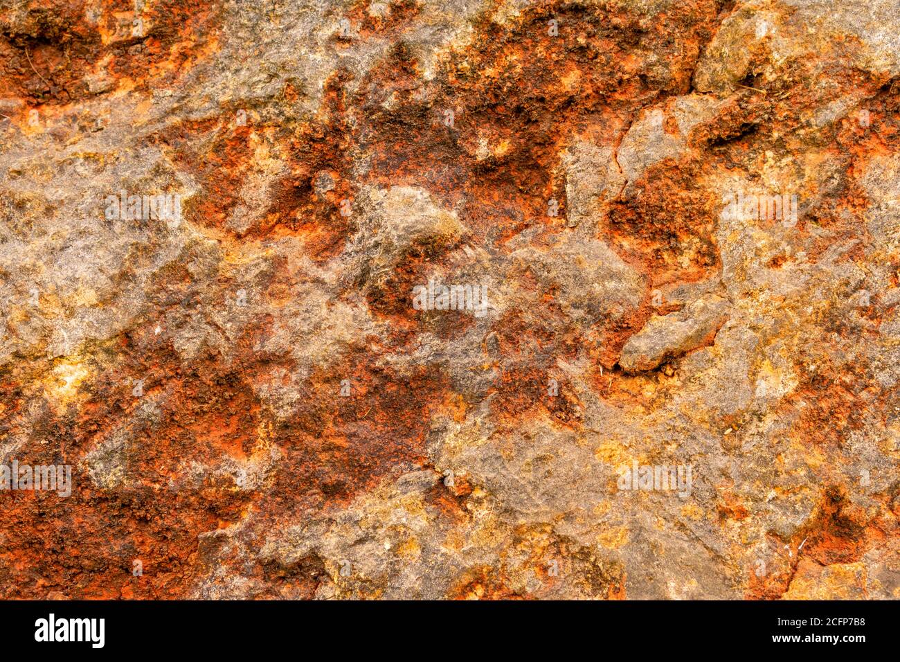 Struttura arrugginita di pietra vecchia da vicino. Luminoso sfondo astratto Foto Stock