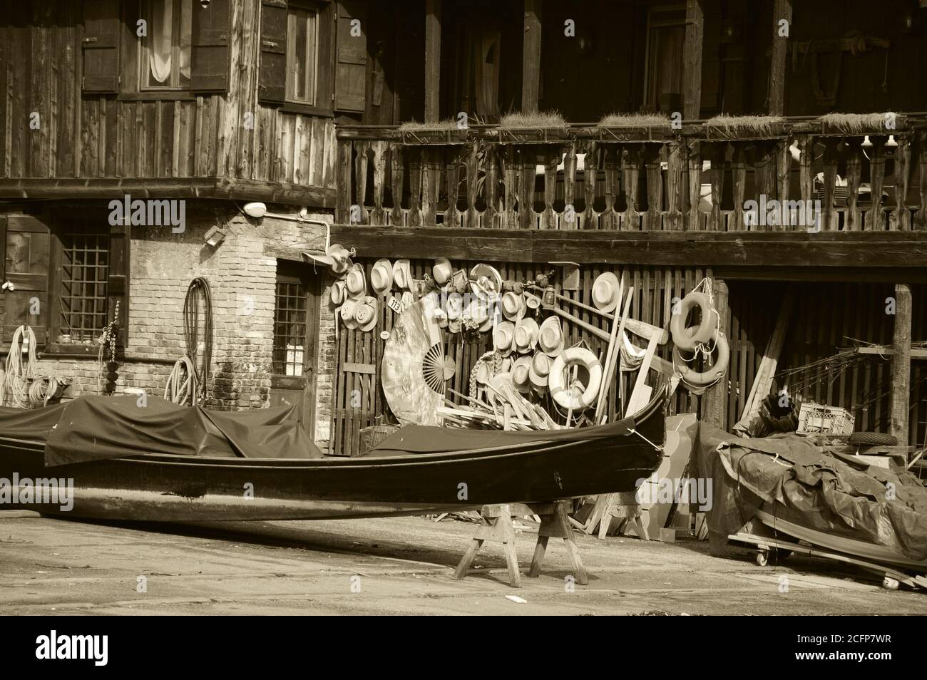 Officina di costruzione e riparazione di gondole. La vita quotidiana a Venezia, Italia. Seppia foto storica. Foto Stock