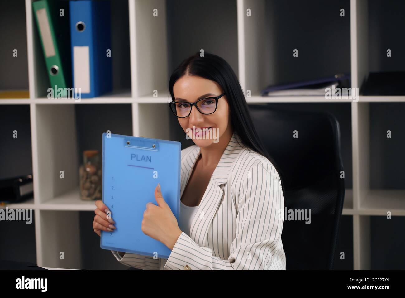Ritratto di giovane donna d'affari di successo in ufficio. Foto Stock