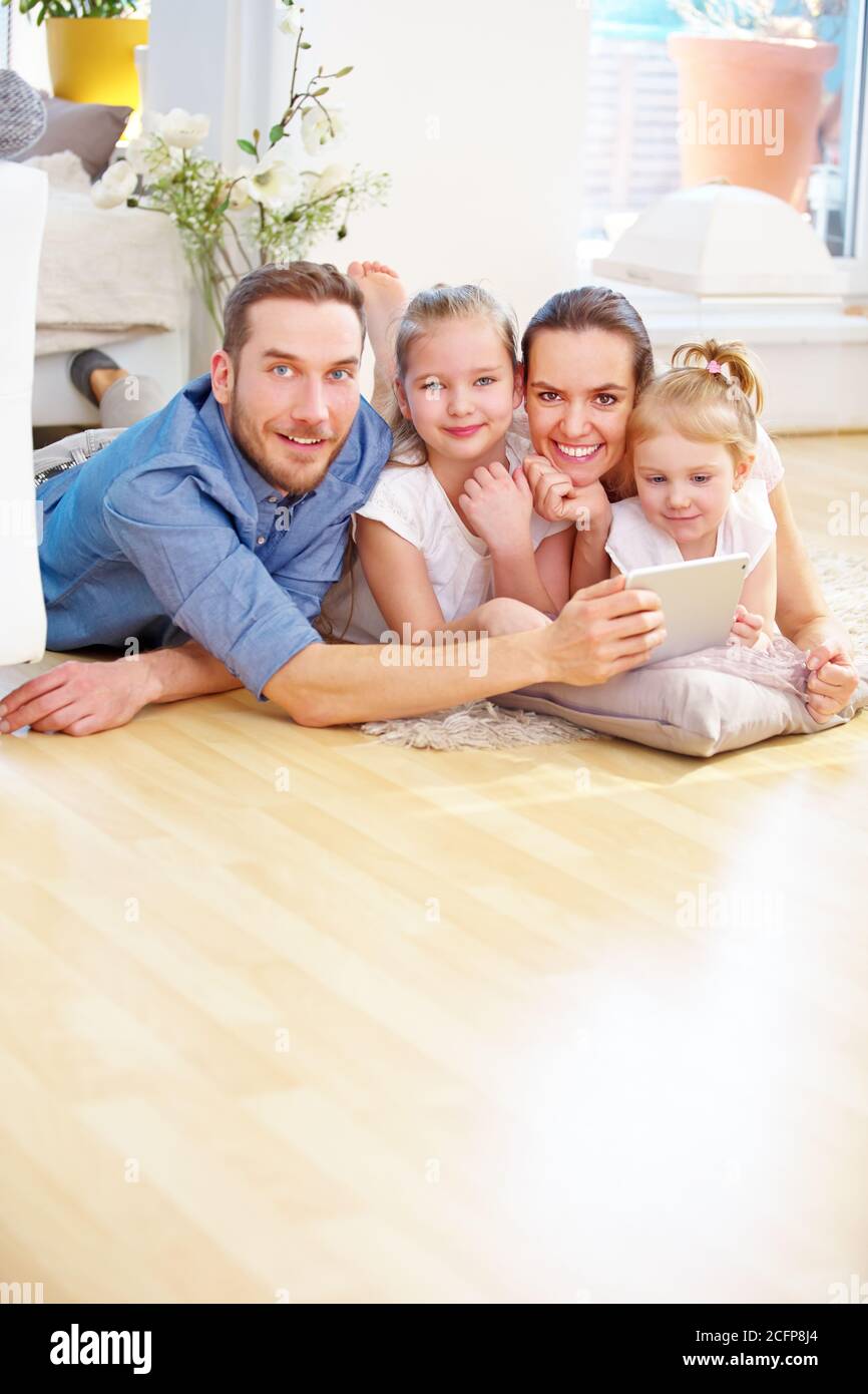 Famiglia e bambini che giocano a casa su un tablet PC Foto Stock