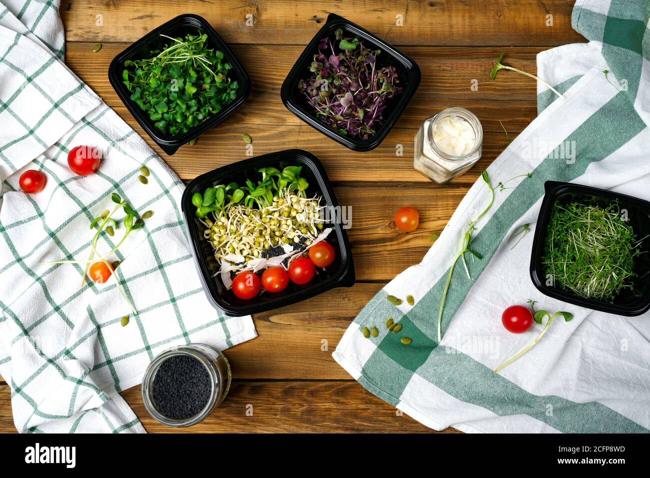 Foto di insalata verde con germogli di crescione, fagioli, cavolo rosso Foto Stock