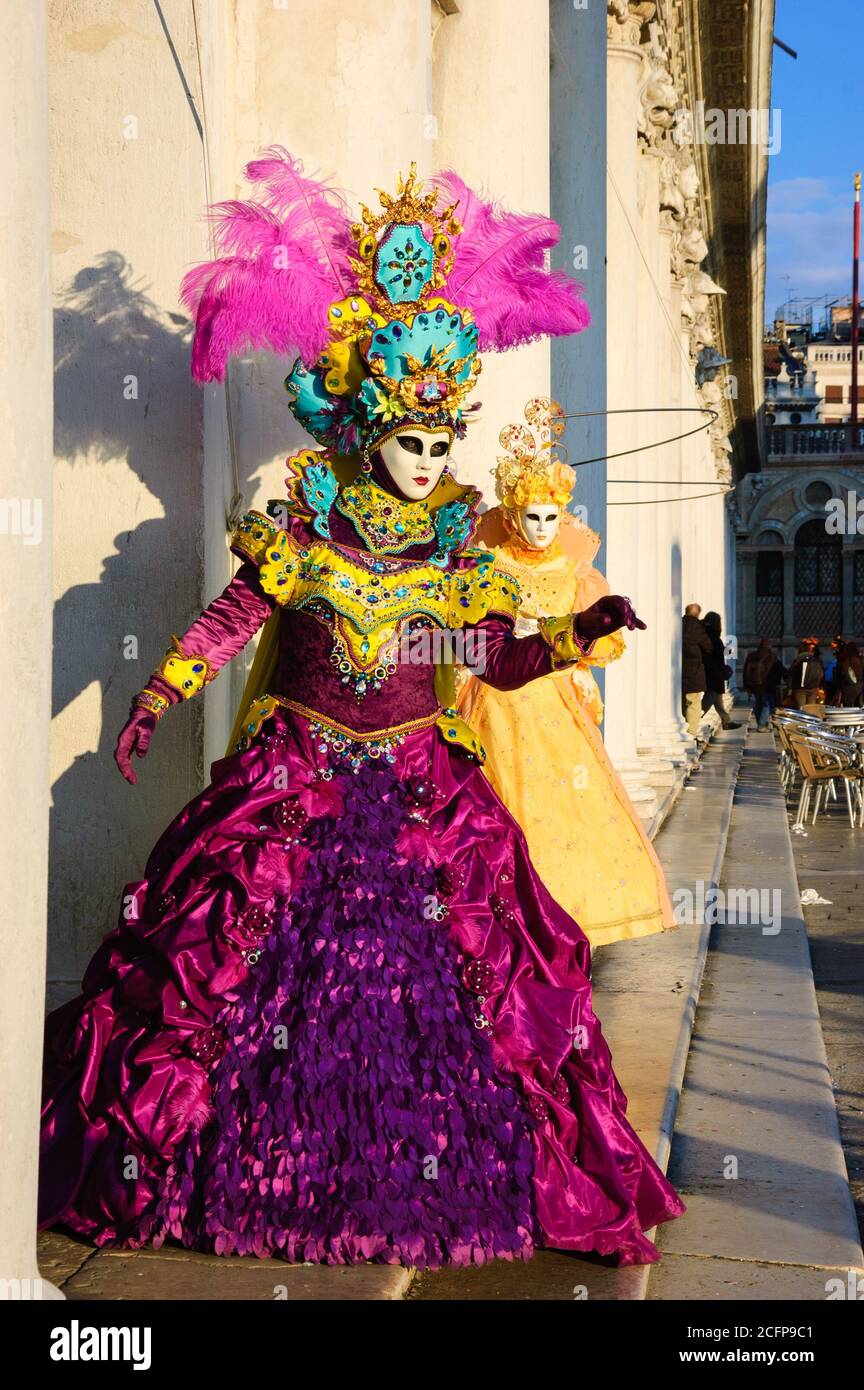 VENEZIA, ITALIA - 16 FEBBRAIO 2015: Due maschere in Piazza San Marco durante il Carnevale tradizionale. Il Carnevale è un evento annuale che termina il martedì di Shrove. Foto Stock