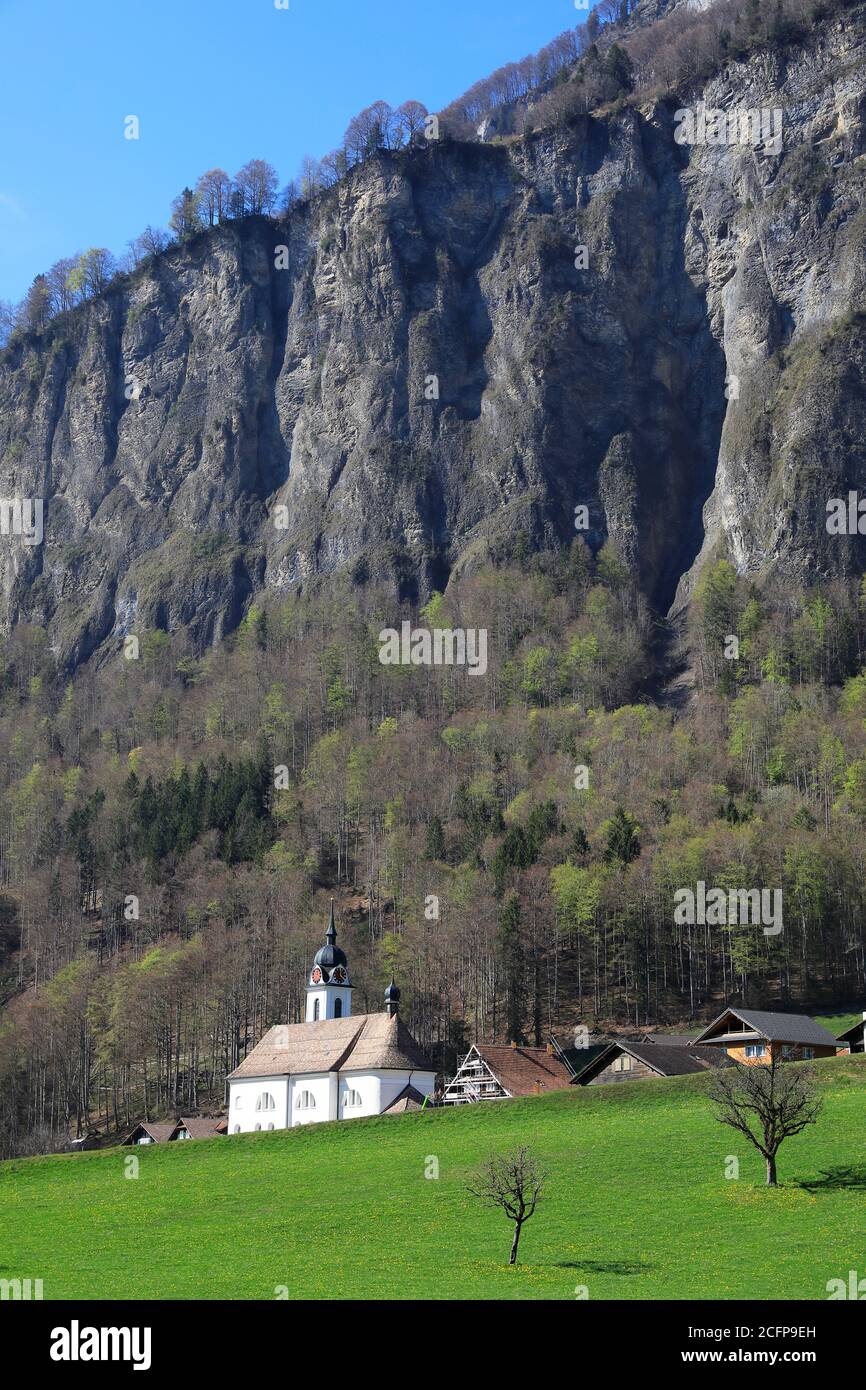 Muota Valley con chiesa nel cantone di Schwyz, Svizzera Foto Stock