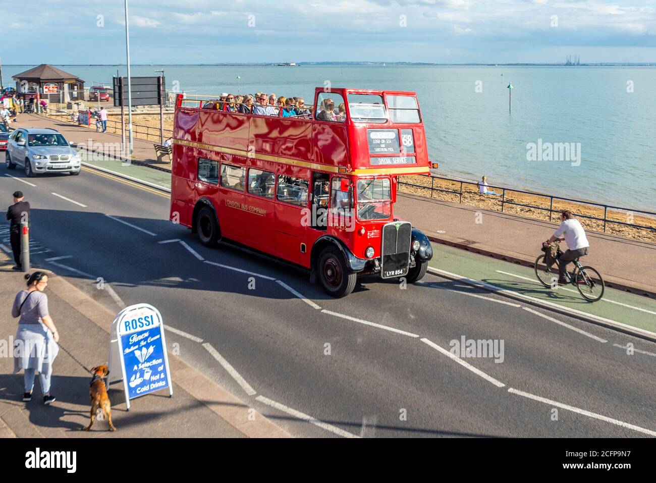 L'autobus AEC Regent III sulla Ensignbus Route 68 è disponibile lungo il lungomare di Southend on Sea, Essex, Regno Unito. Speciale evento di extravaganza con autobus scoperto Foto Stock