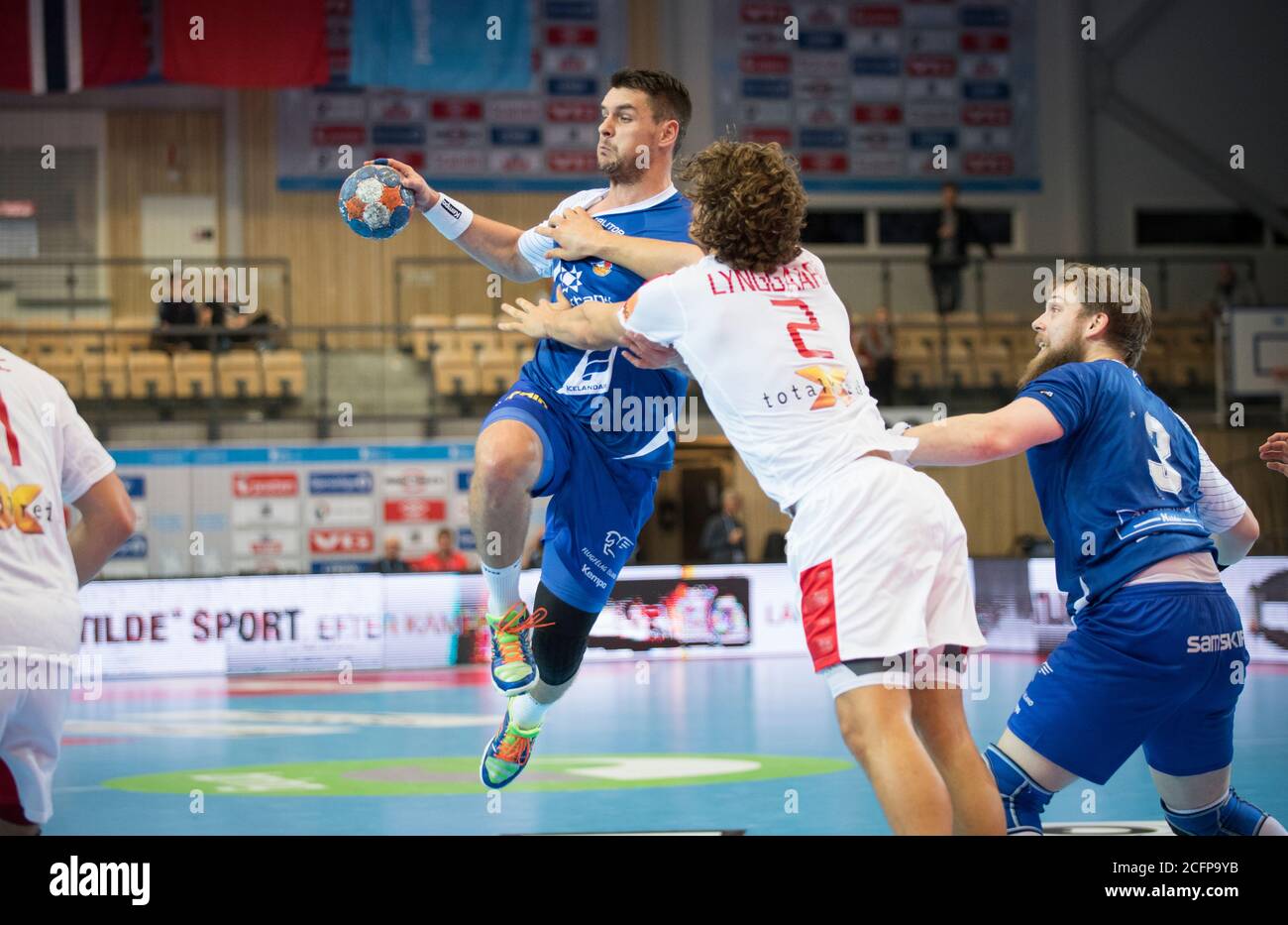 Il giocatore danese Alexander Lynggaard (2) segna un giocatore islandese nella partita di pallamano maschile tra Danimarca e Islanda al torneo della Golden League di Oslo (Gonzales Photo/Jan-Erik Eriksen). Oslo, 8 novembre 2015. Foto Stock