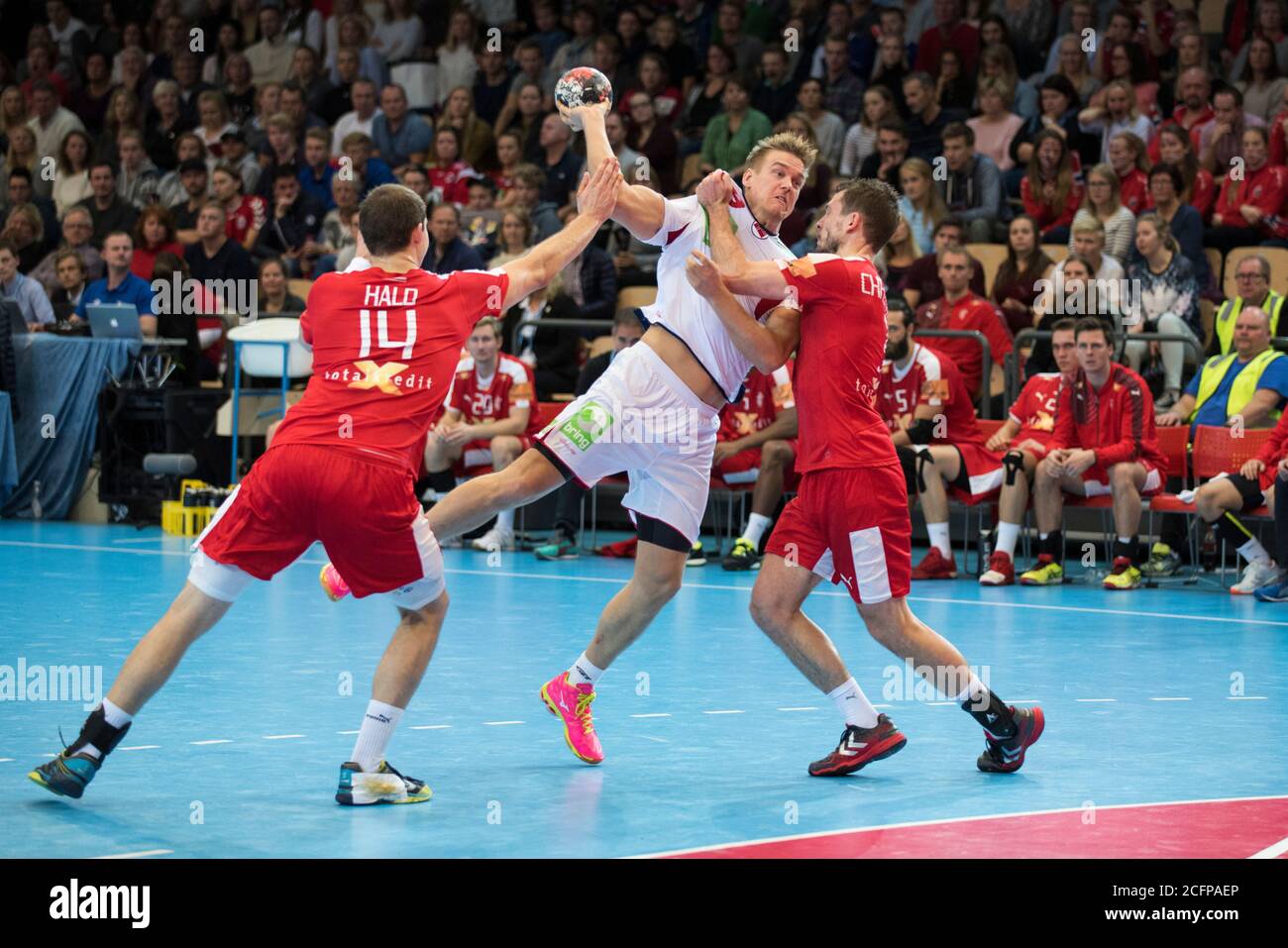 La norvegese Espen lie Hansen (in bianco) si è vista in azione nella partita di pallamano maschile tra Norvegia e Danimarca al torneo della Golden League di Oslo (Gonzales Photo/Jan-Erik Eriksen). Oslo, 07 novembre 2015. Foto Stock