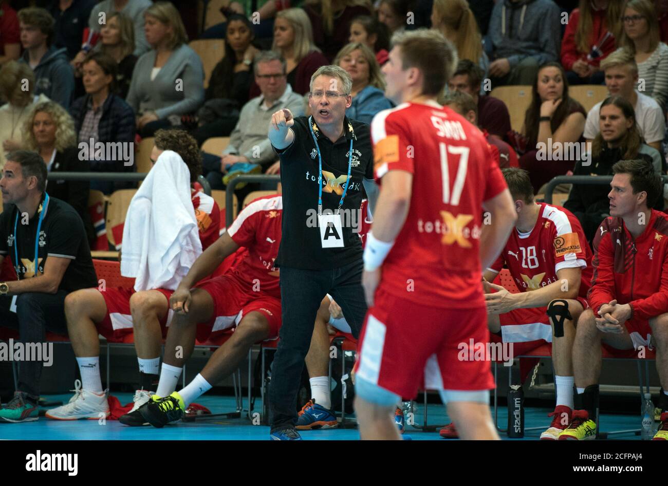 Il capo allenatore danese Gudmundur Tordur Gudmundsson ha visto in margine la partita di pallamano maschile tra Norvegia e Islanda al torneo della Golden League di Oslo (Gonzales Photo/Jan-Erik Eriksen). Oslo, 07 novembre 2015. Foto Stock