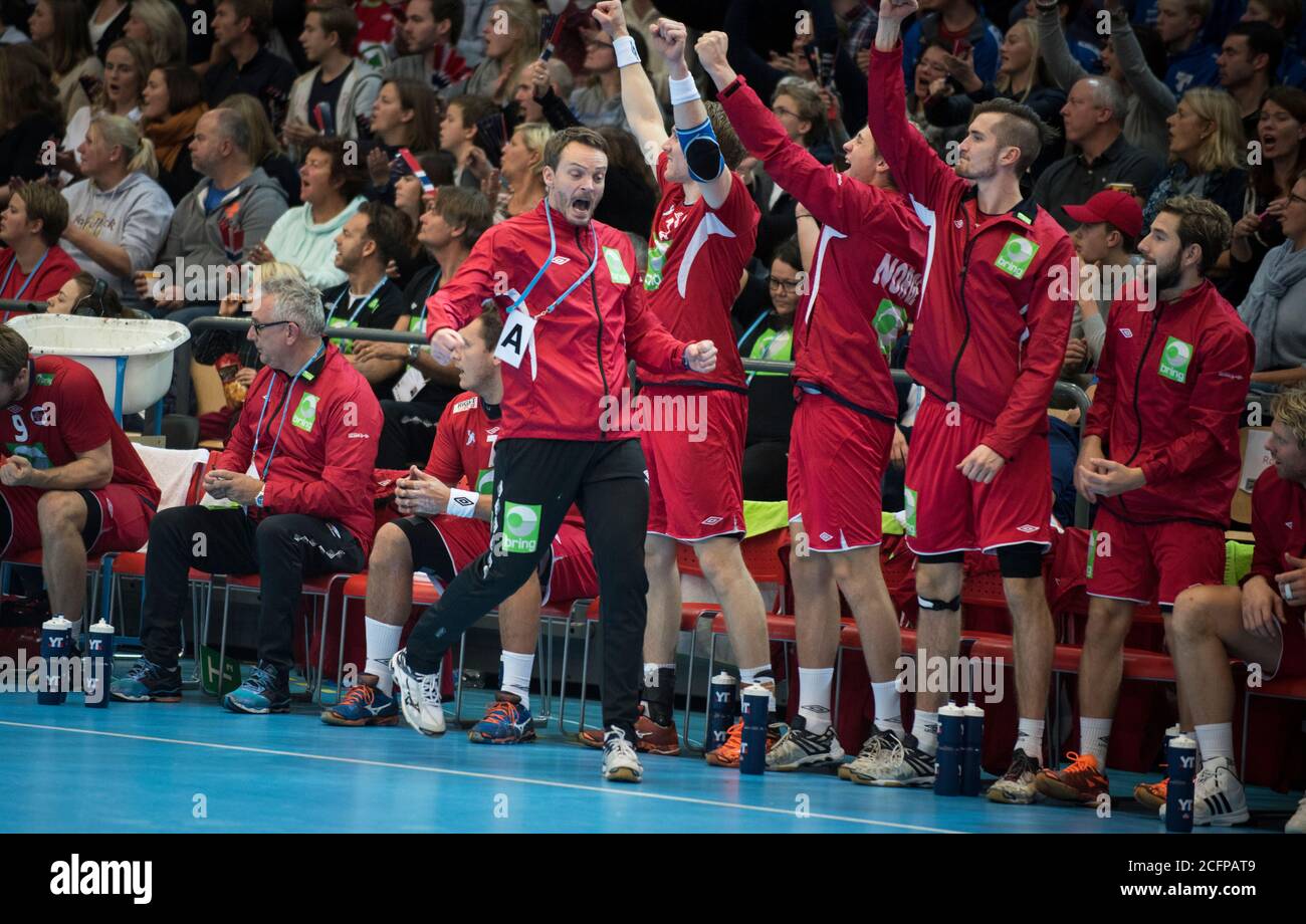 Il capo allenatore norvegese Christian Berge ha visto in disparte la partita di pallamano maschile tra Norvegia e Francia al torneo della Golden League di Oslo (Gonzales Photo/Jan-Erik Eriksen). Oslo, 8 novembre 2015. Foto Stock