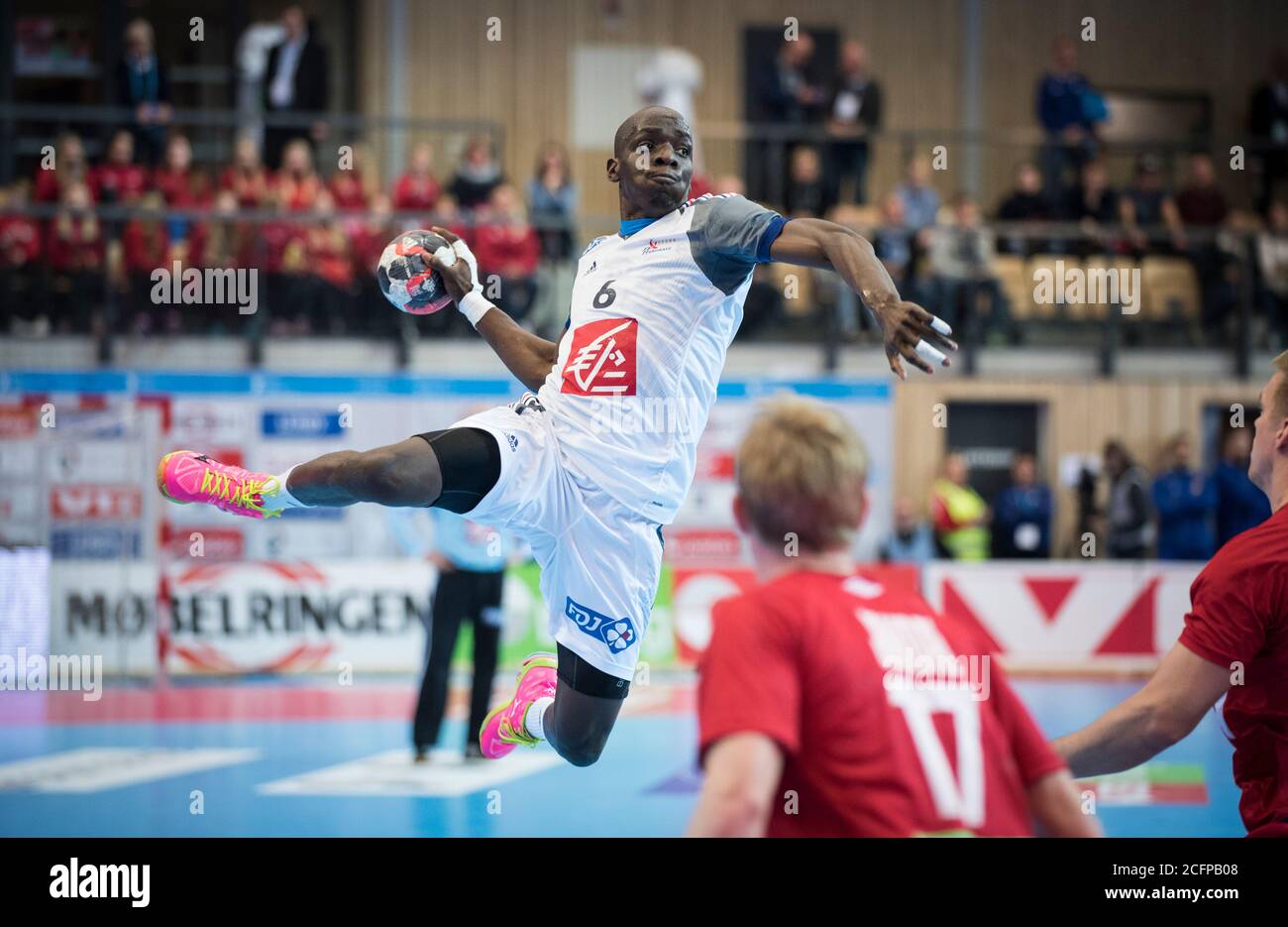 Olivier Nyokas (6) in Francia è stato visto in azione nella partita di pallamano maschile tra Norvegia e Francia al torneo della Golden League di Oslo (Gonzales Photo/Jan-Erik Eriksen). Oslo, 8 novembre 2015. Foto Stock