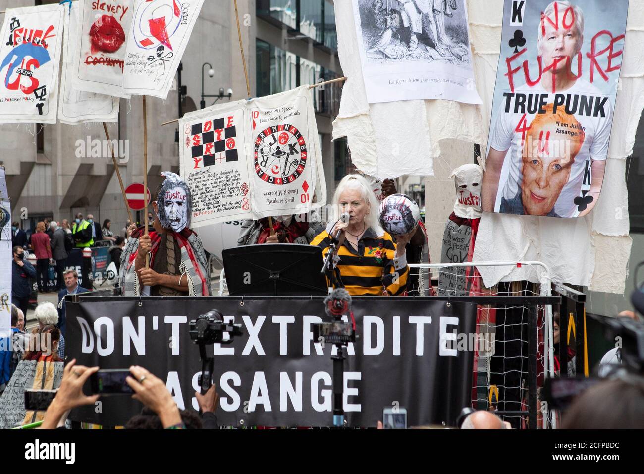I sostenitori di Julian Assange Vivian Westwood parla al di fuori del vecchio Bailey di Londra Tribunale penale questa mattina il 7 settembre 2020 AS Signor Assange him Foto Stock