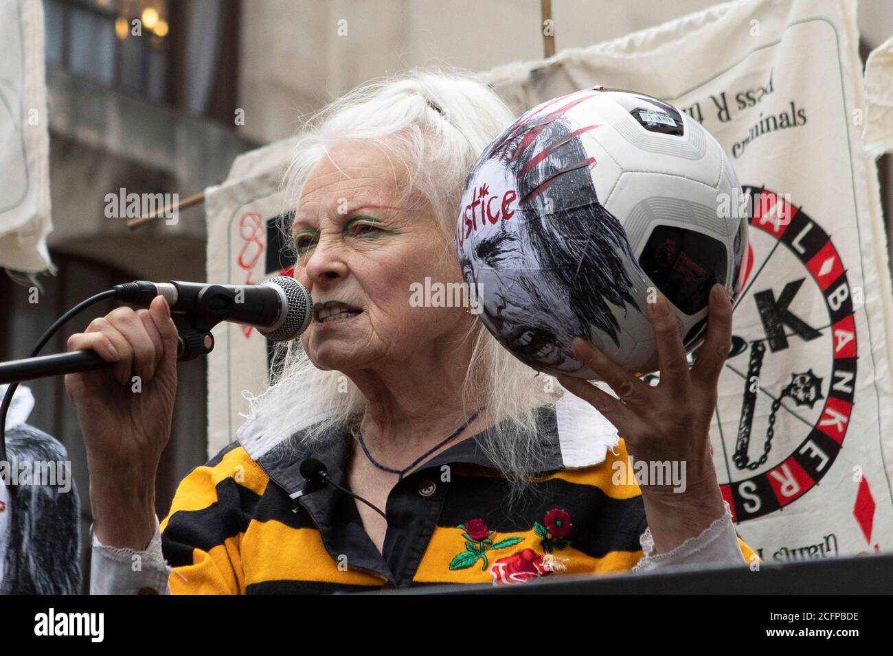 I sostenitori di Julian Assange Vivian Westwood parla al di fuori del vecchio Bailey di Londra Tribunale penale questa mattina il 7 settembre 2020 AS Signor Assange him Foto Stock