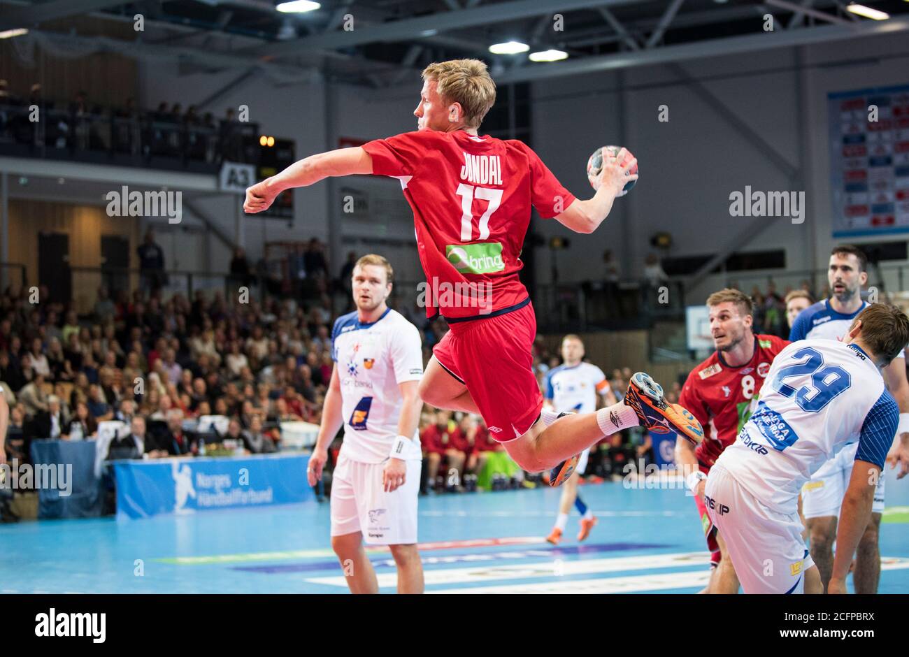 Magnus Jøndal norvegese (17) contro il portiere islandese Björgvin Páll (1) nella partita di pallamano maschile tra Norvegia e Islanda al torneo della Golden League di Oslo (Gonzales Photo/Jan-Erik Eriksen). Oslo, 05 novembre 2015. Foto Stock