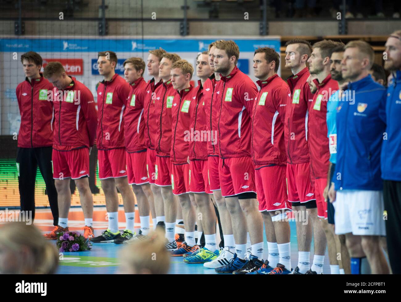 La nazionale norvegese si allinea per l'inno nazionale prima della partita di pallamano maschile tra Norvegia e Islanda al torneo della Golden League di Oslo (Gonzales Photo/Jan-Erik Eriksen). Oslo, 05 novembre 2015. Foto Stock