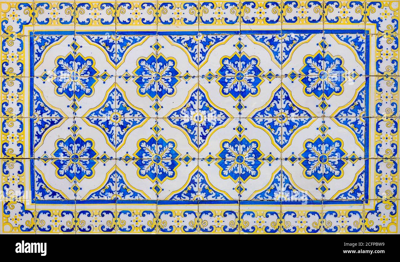 Tradizionale ceramica portoghese con motivi floreali blu e cornice gialla Foto Stock