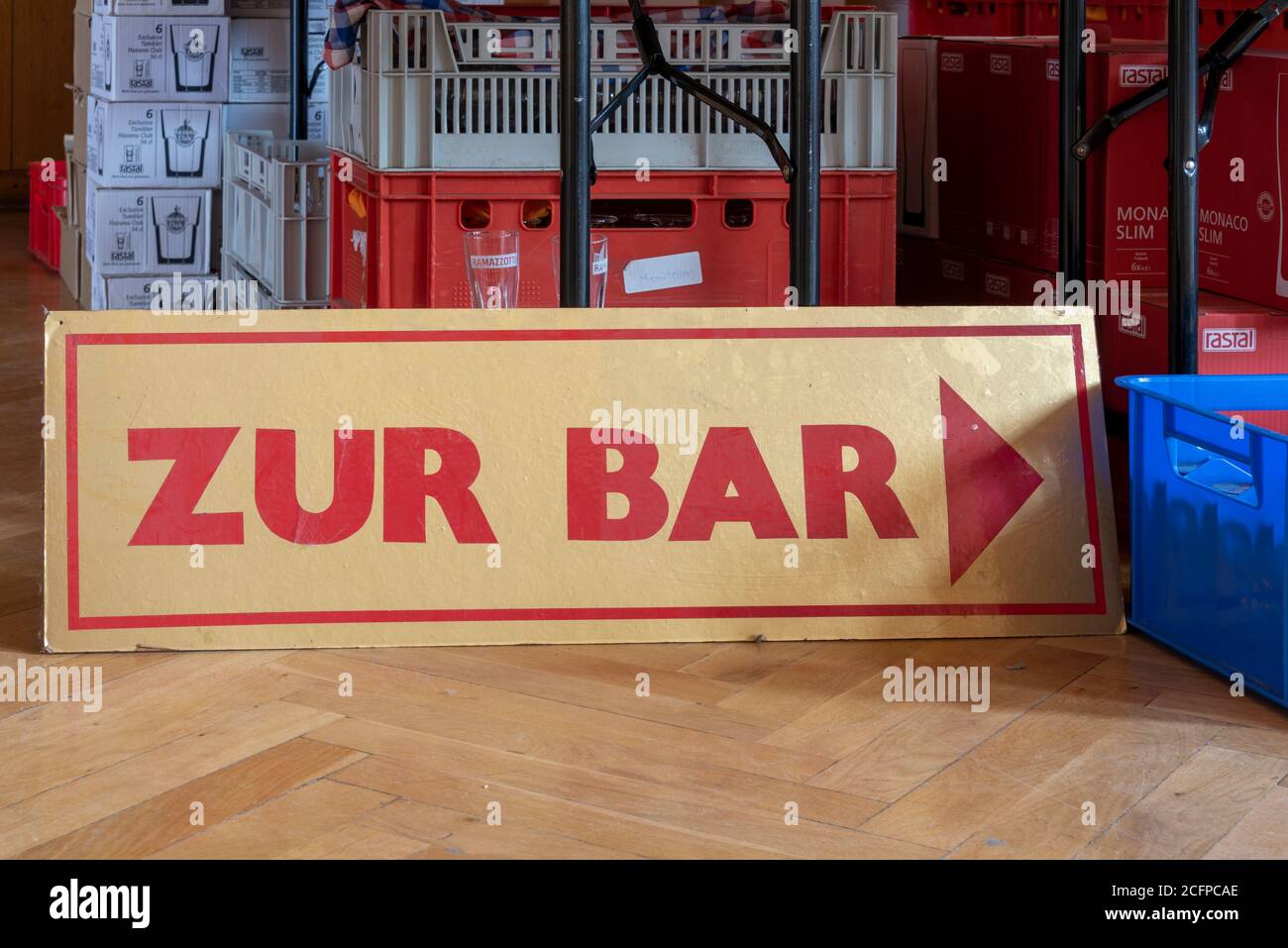 Magdeburgo, Germania. 04 settembre 2020. Il nome del bar è scritto su un cartello sul pavimento in parquet dello Stadthalle. Appartiene all'inventario, che è venduto completamente. L'edificio sarà poi rinnovato entro tre anni. Costi: Circa 70 milioni di euro. L'edificio fu costruito tra il 1926 e il 1927 in occasione della mostra teatrale tedesca nello stile di Neues Bauen. Gli architetti furono Johannes Göderitz e Wilhelm Deffke. Credit: Stefano Nosini/dpa-Zentralbild/ZB/dpa/Alamy Live News Foto Stock