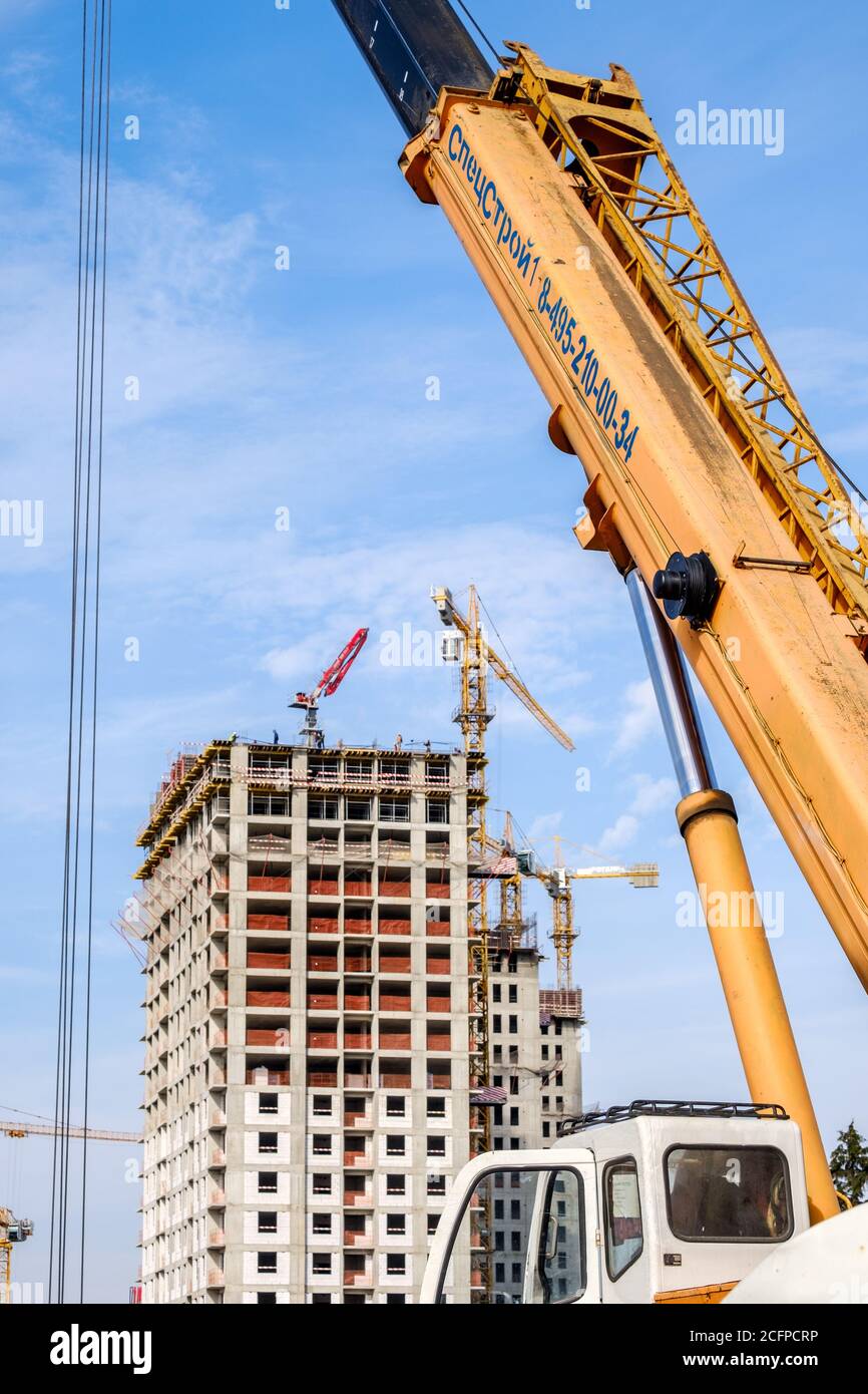 Mosca. Russia. 06 settembre 2020 Vista della costruzione di una moderna casa monolitica sullo sfondo del cielo. Gru a torre nel Foto Stock