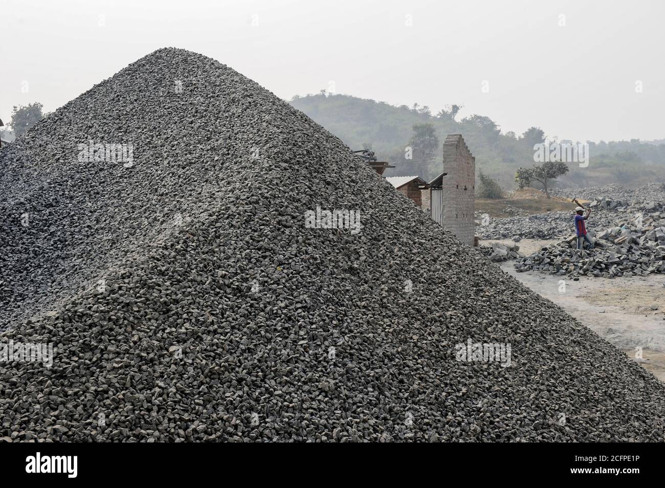 INDIA Westbengal, lavoratore di granito di schiacciamento di ghiaia in pietra di cava nei pressi Bankura Foto Stock