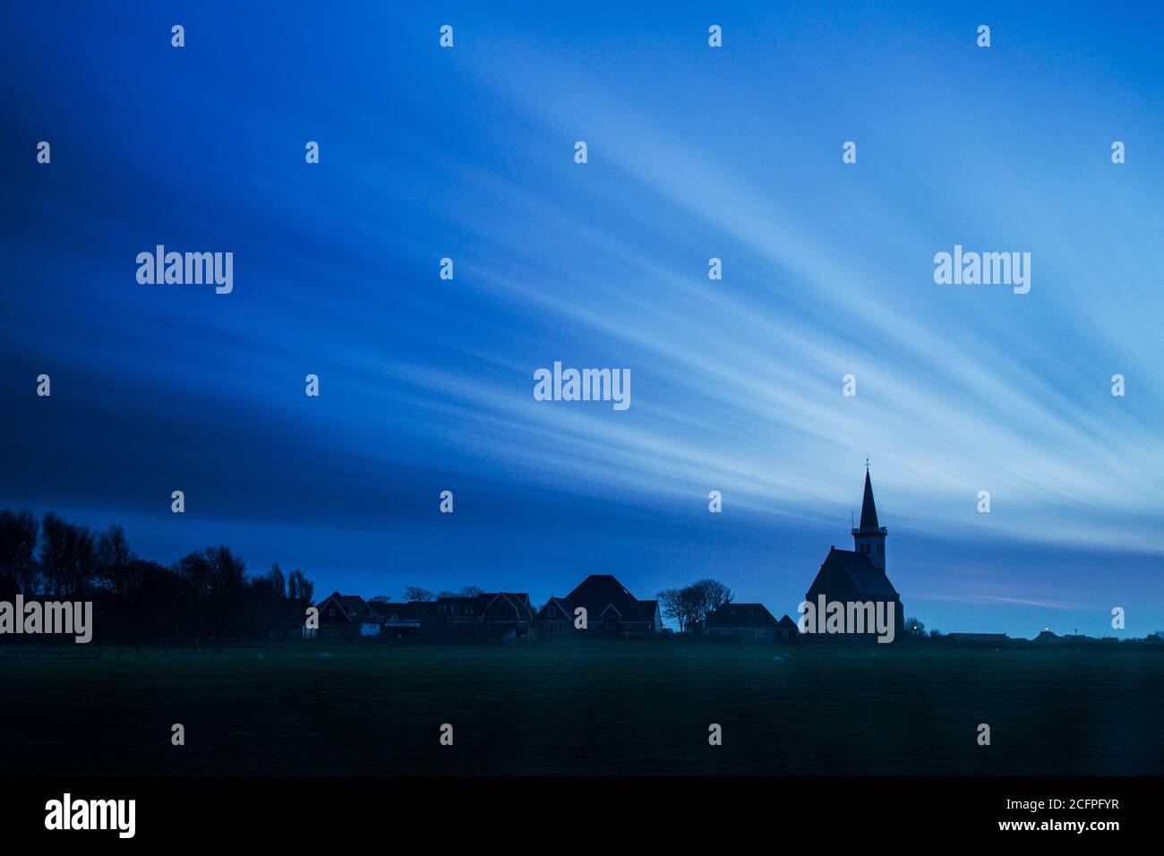 Chiesa di Den Hoorn dopo il tramonto, Paesi Bassi, Texel, Den Hoorn Foto Stock