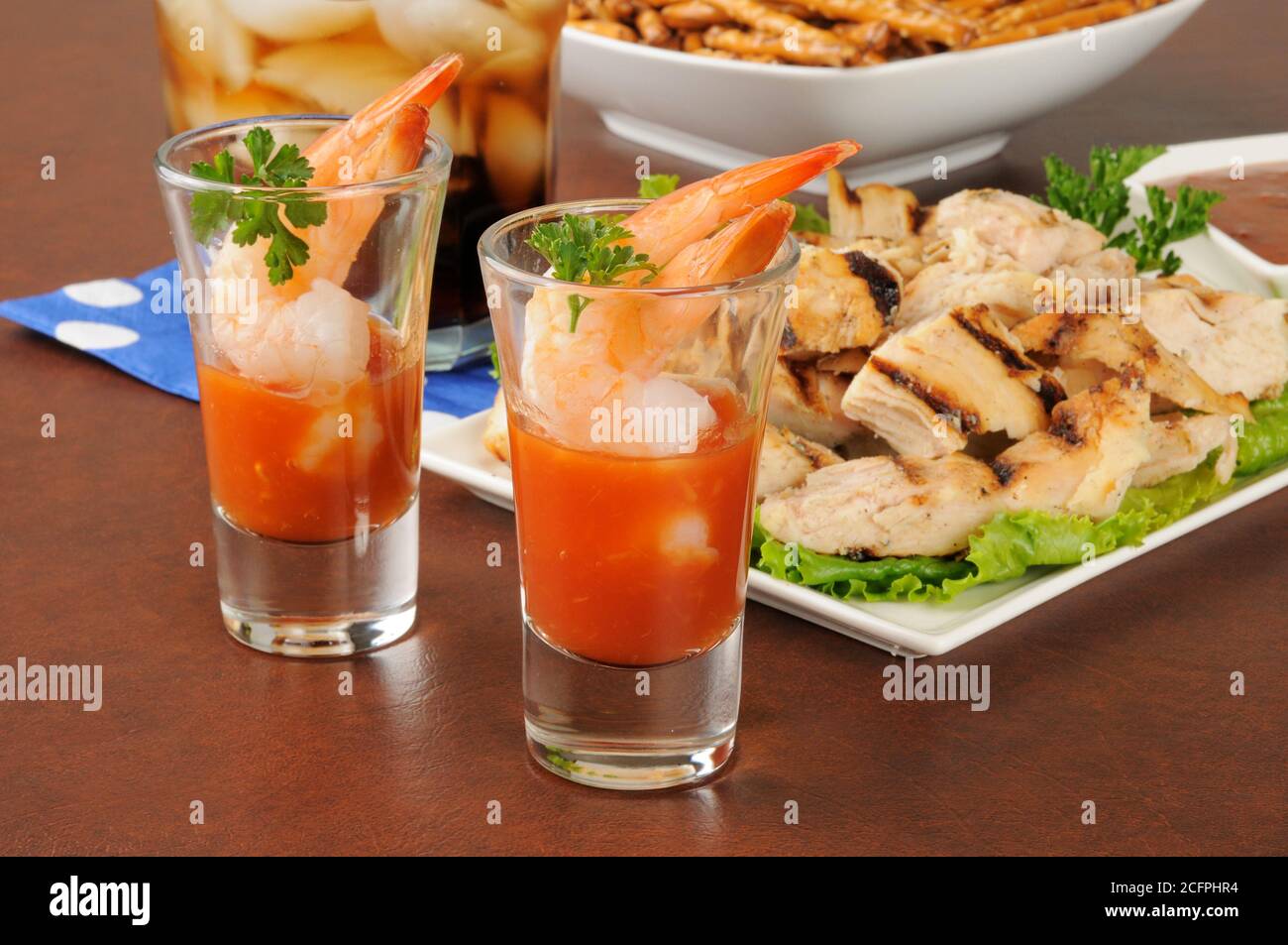 Cocktail di gamberi, strip di pollo e pretzel su un banco bar Foto Stock