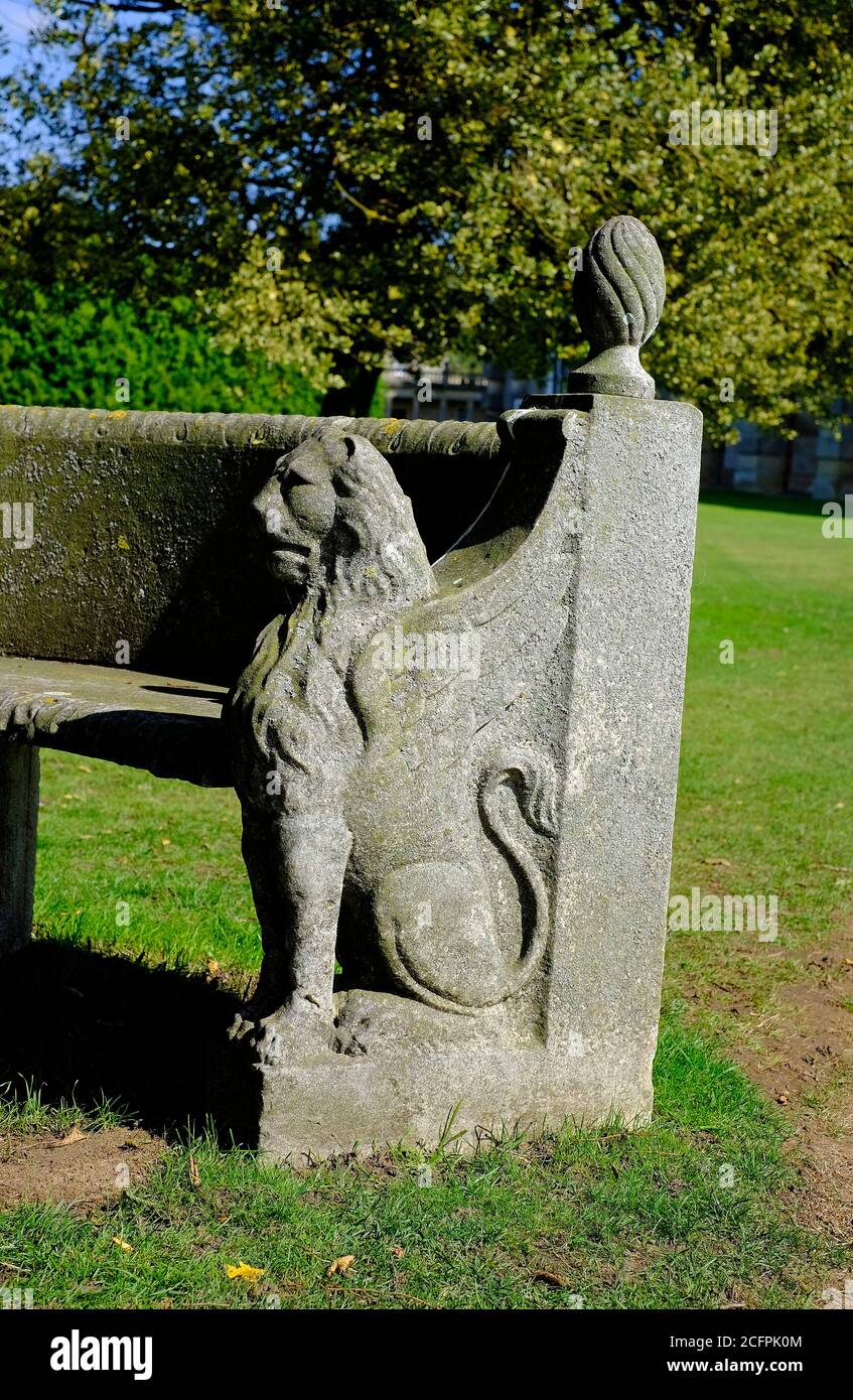 il leone di fine su un sedile in pietra, houghton hall garden, norfolk, inghilterra Foto Stock