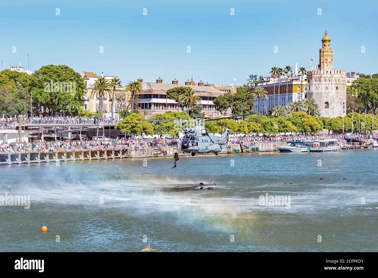 Siviglia, Spagna - 31 maggio 2019: Elicottero militare che sorvola il fiume Guadalquivir durante la mostra della giornata delle forze armate spagnole a Siviglia, Spagna Foto Stock
