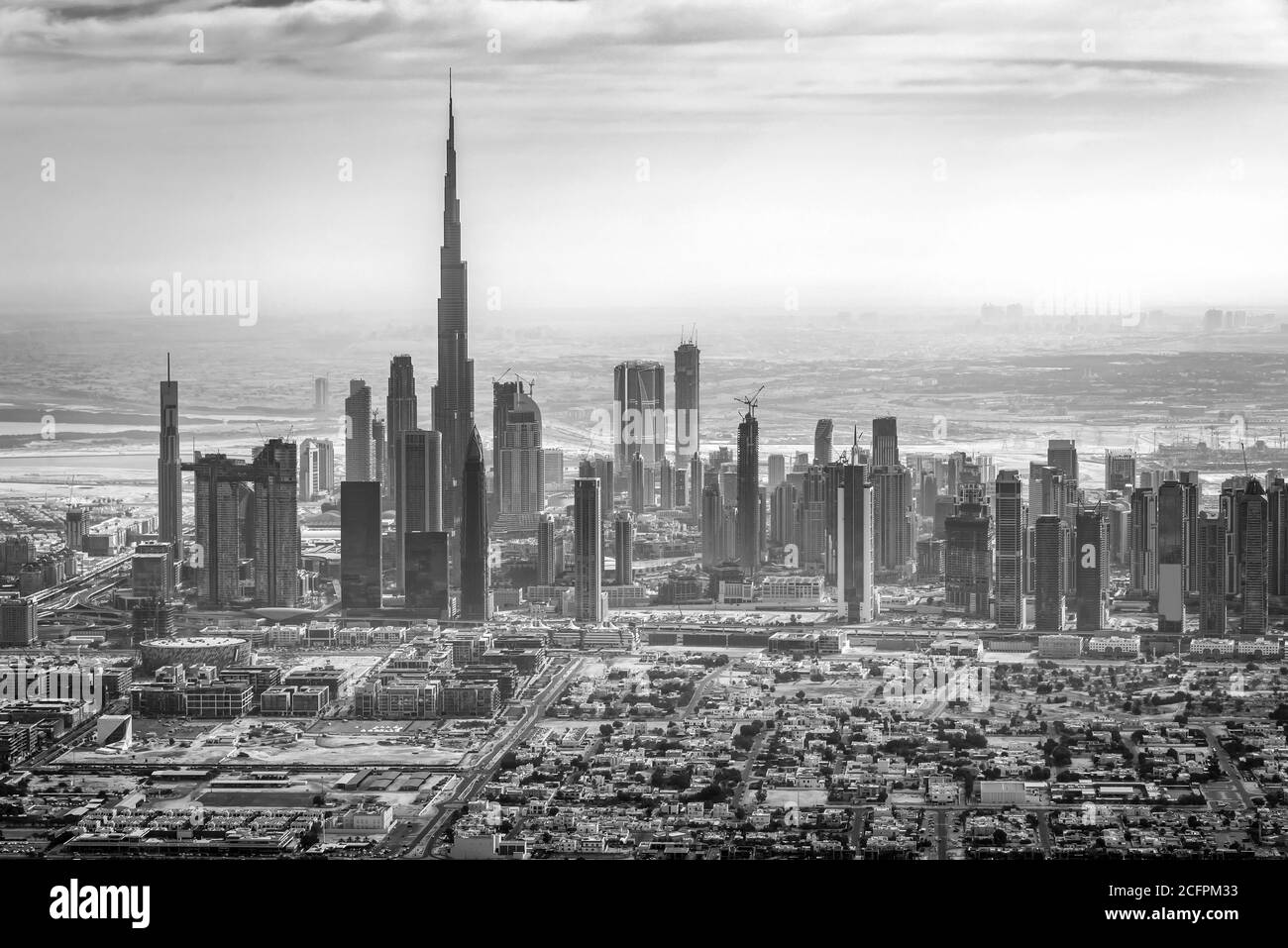 Vista aerea della skyline di Dubai in bianco e nero, Emirati Arabi Uniti Foto Stock