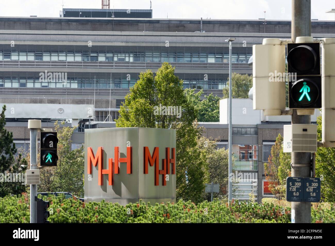 Hannover, Germania, 09/06/2020: MHH Hannover Medical School, segno con il logo della MHH. --- Hannover, 06.09.2020: MHH Medizinische Hochschule Hannover, Swild mit dem Logo der MHH. Foto Stock