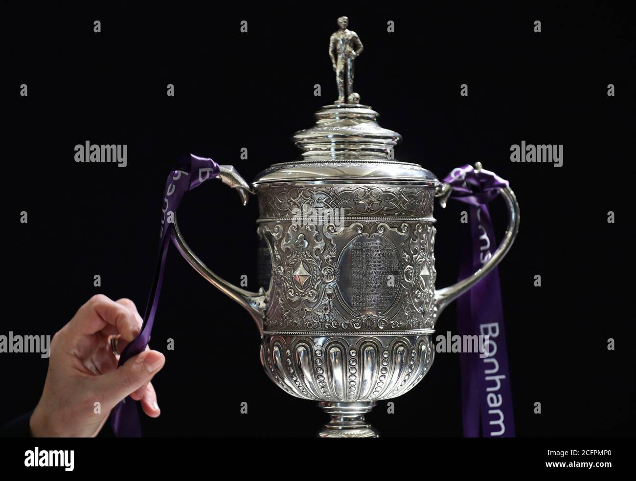 Il più antico trofeo della fa Cup sopravvissuto durante un'anteprima della vendita di trofei sportivi che si svolgerà come saleroom di Bonhams New Bond Street il 29 settembre. La coppa d'argento a due maneggie, stimata a 700,000-900,000 sterline, è stata prodotta da Vaughton e figli di Birmingham nel 1896, ed è stata presentata alle squadre vincitrici della fa Cup tra il 1896 e il 1910, tra cui Manchester United, Manchester City, Everton, Newcastle United e Tottenham Hotspur. Foto Stock