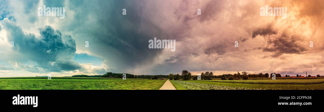 Tempesta e suggestivo cielo panorama della zona rurale. Foto Stock