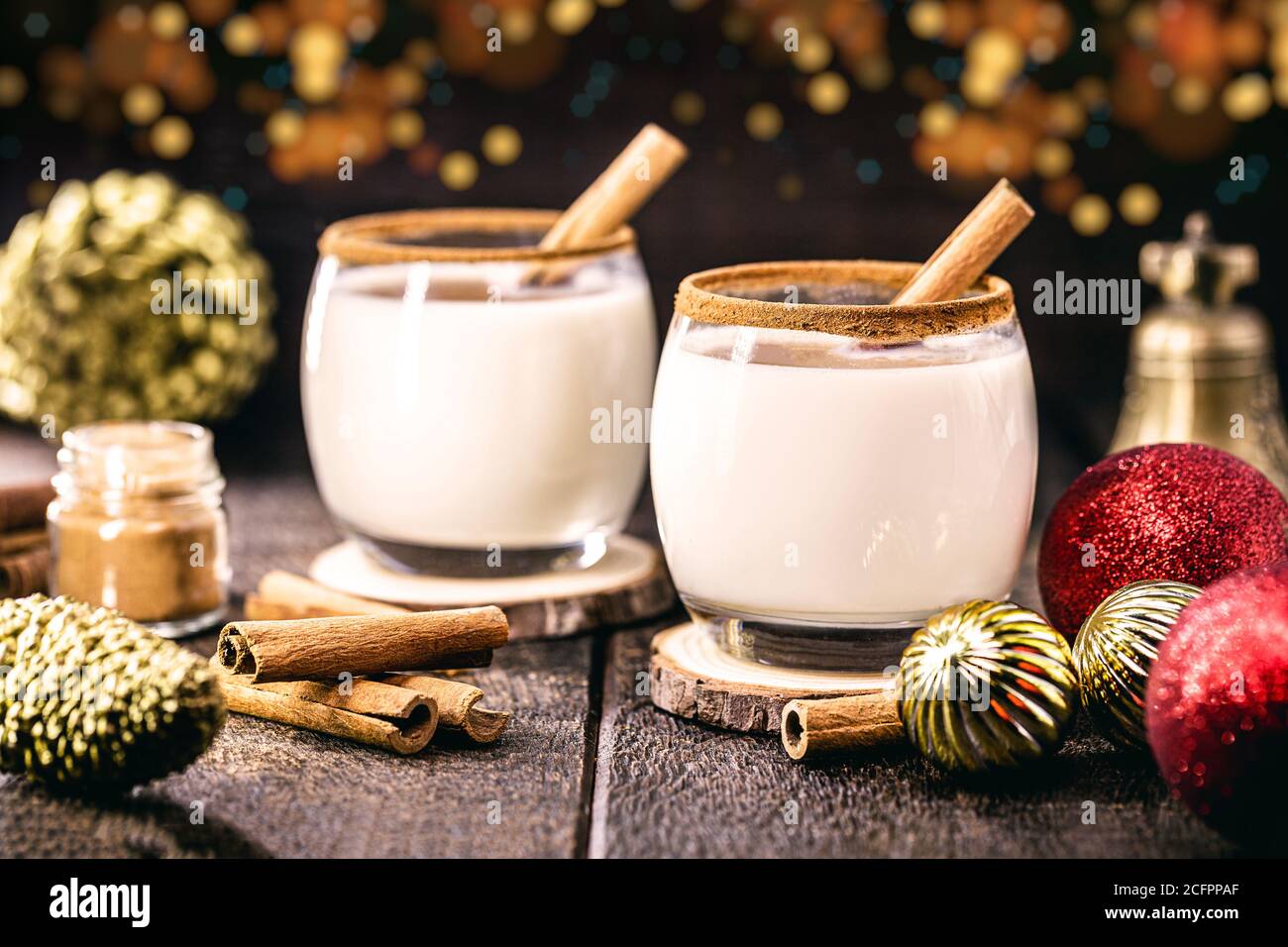 bevanda calda di natale con decorazione e luci di natale sullo sfondo, chiamata eggnog, fatta con zucchero, noce moscata, cannella e bevanda alcolica Foto Stock