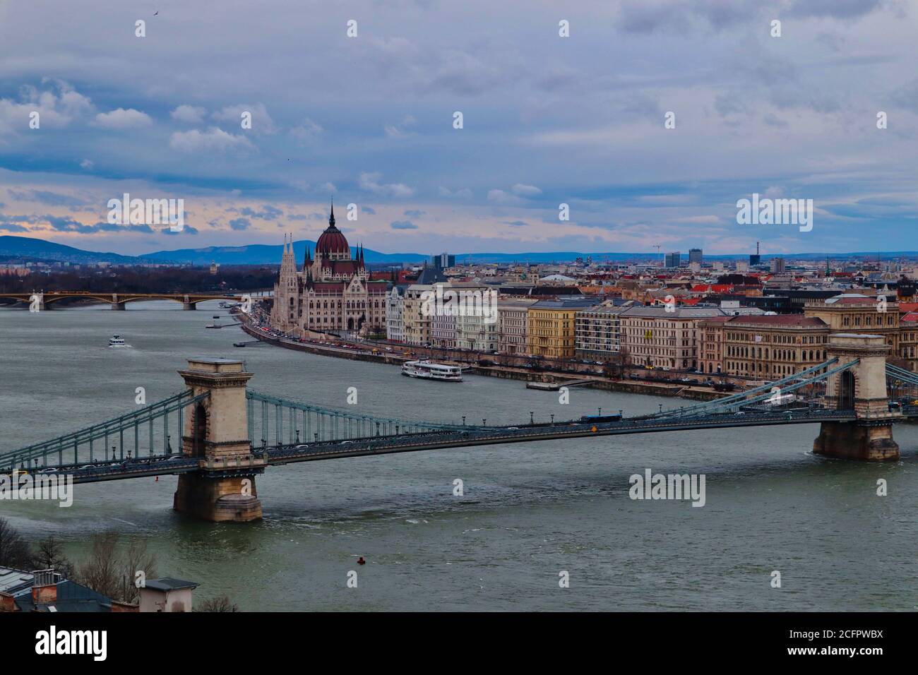 Vista aerea sul Ponte delle catene che conduce sul Danubio e sull'edificio del Parlamento ungherese in lontananza. Bellissimo cielo con vista sulla città di Budapest. Foto Stock
