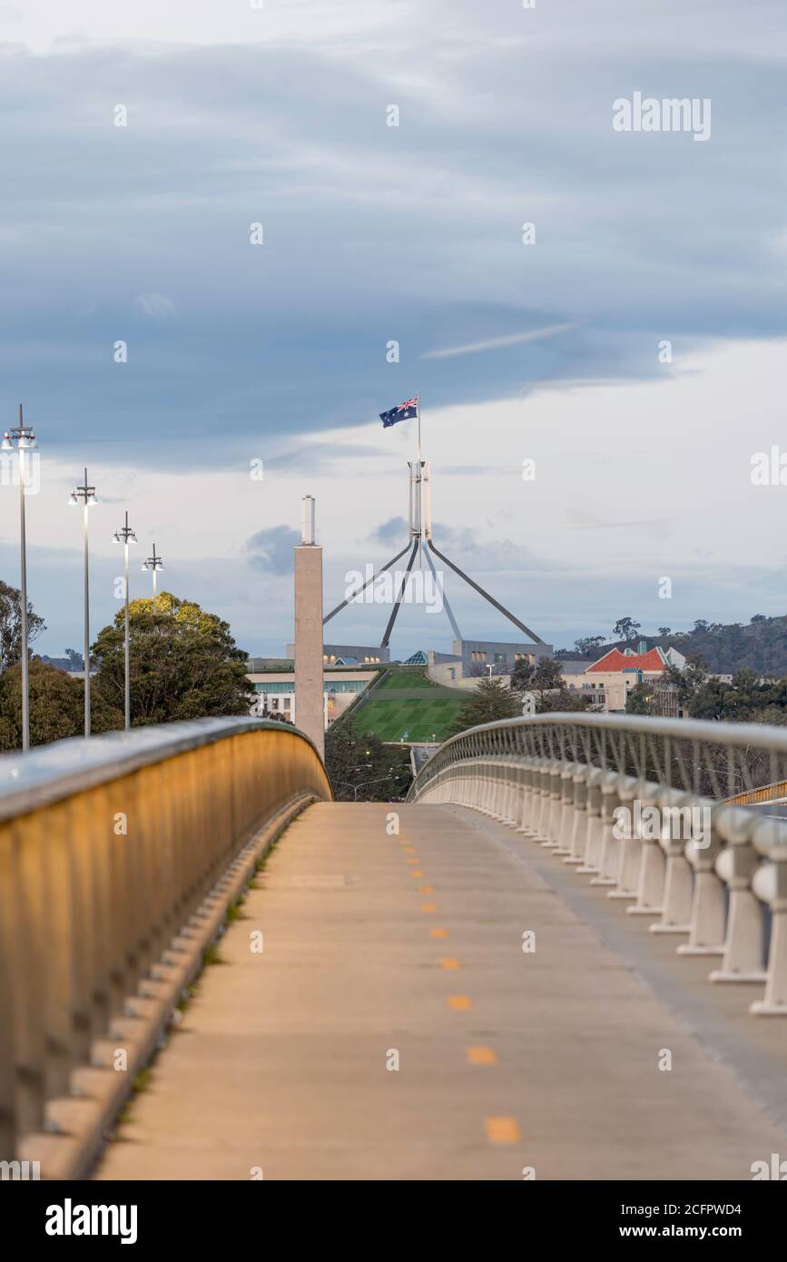 Commonwealth Avenue Bridge sopra il lago Burley Griffin di mattina in inverno. Il ponte comprende due travi a trave in calcestruzzo presollecitate parallele Foto Stock