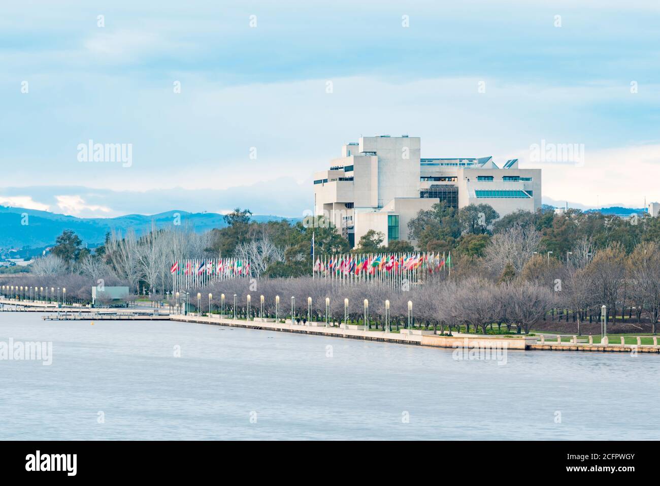 Il monolitico brutalista progettò l'alta Corte d'Australia sulle rive del lago Burley Griffin a Canberra, territorio della capitale australiana in Australia Foto Stock