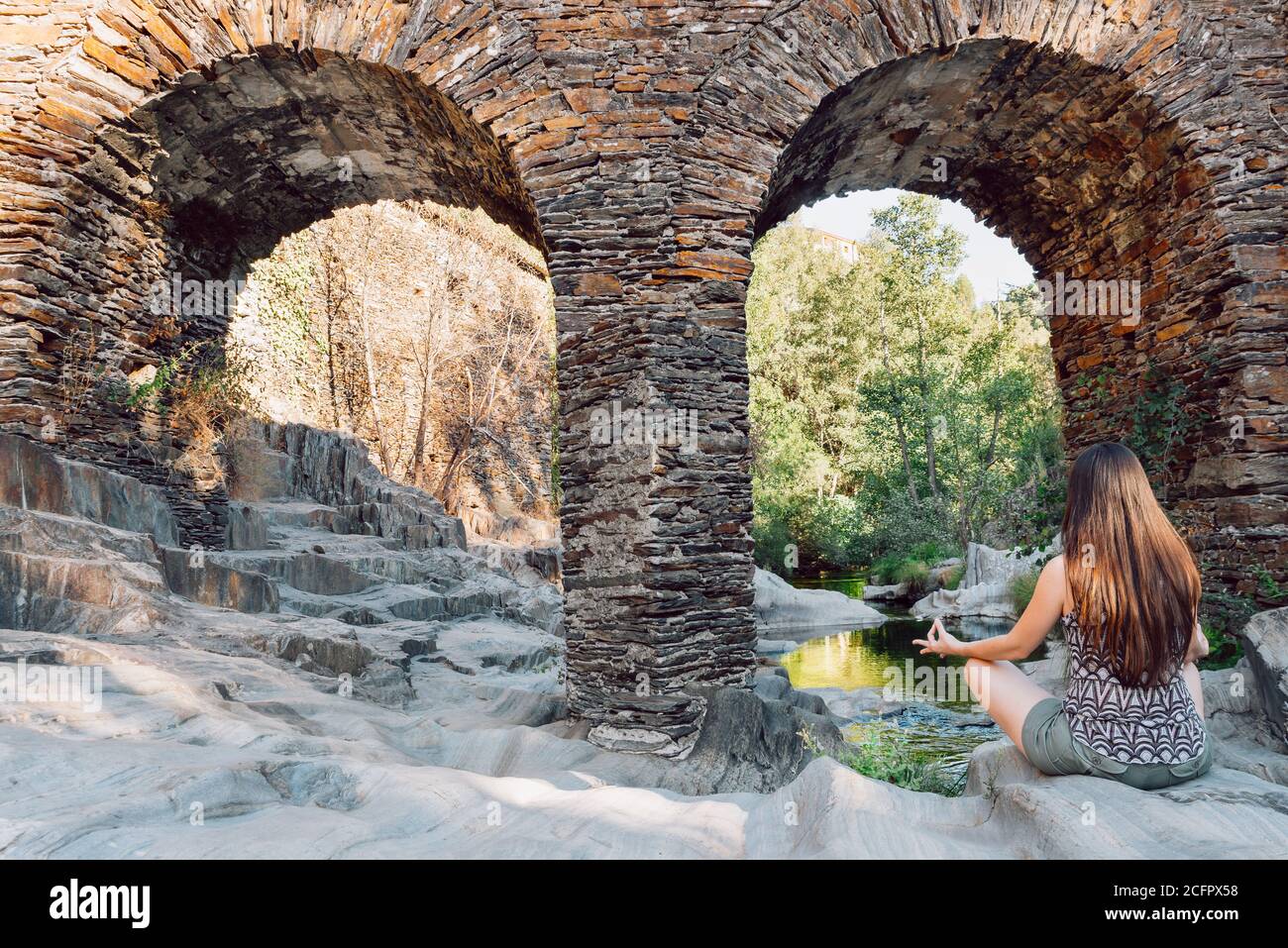 Donna fare yoga nella natura Foto Stock